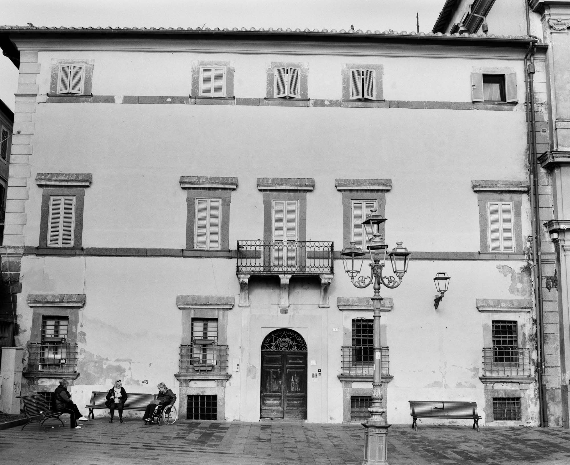 Black and white analog photograph shot on Mamiya RZ67 Pro II and Ilford Hp5 Plus in Italy by TheAnalogPhotographer (United States). [Travel]