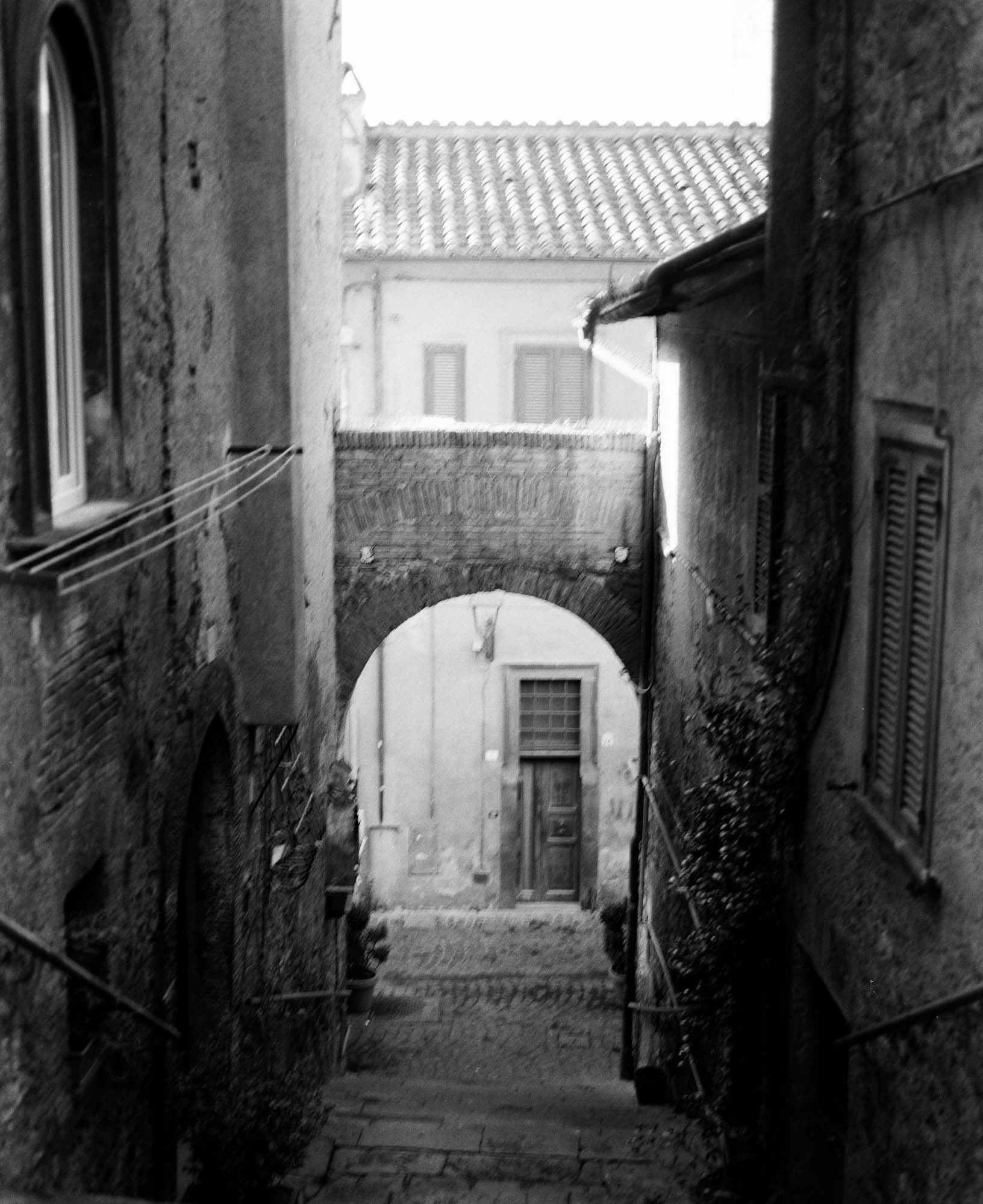 Black and white analog photograph shot on Mamiya RZ67 Pro II and Ilford Hp5 Plus in Italy by TheAnalogPhotographer (United States). [Travel]