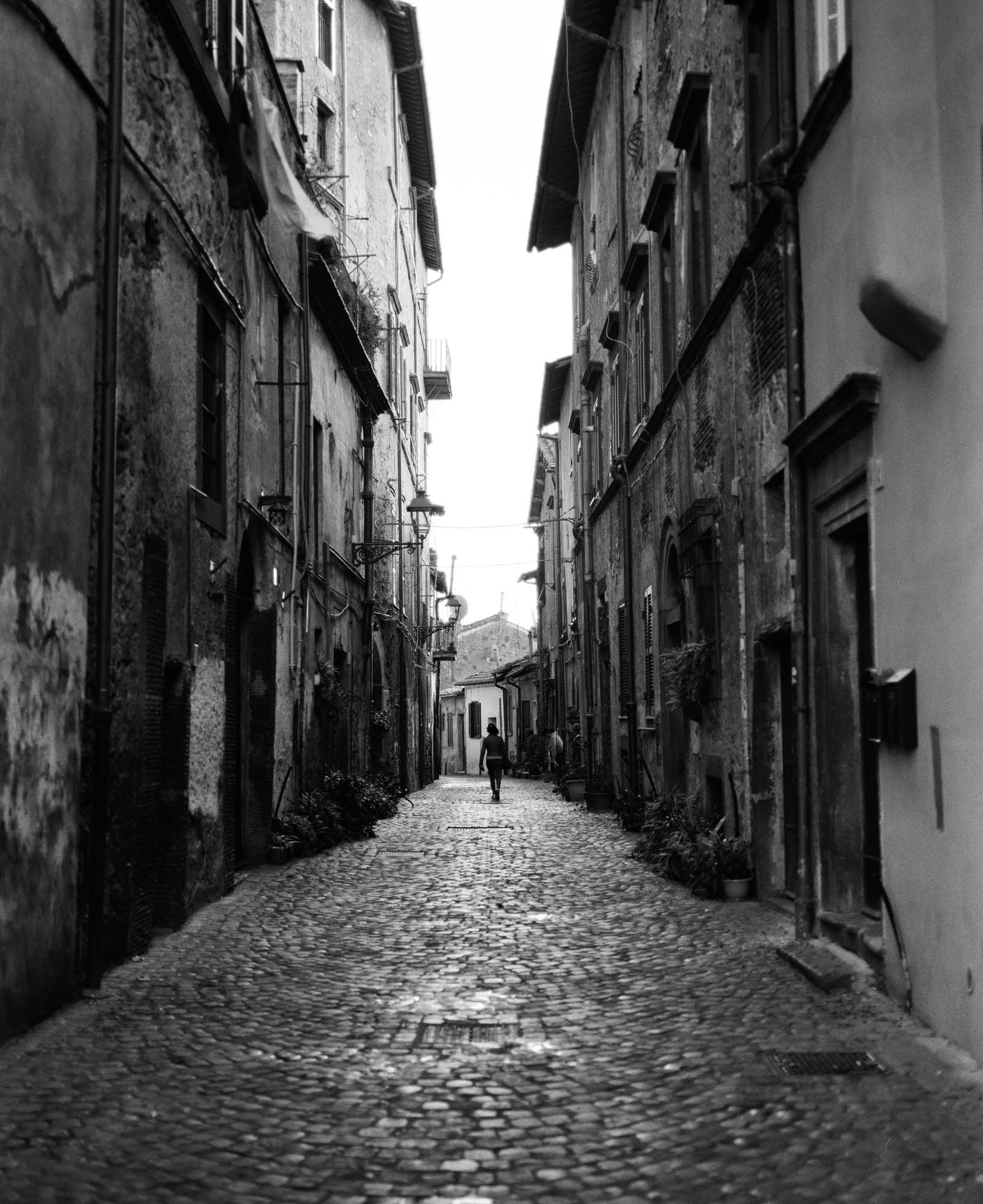 Black and white analog photograph shot on Mamiya RZ67 Pro II and Ilford Hp5 Plus in Italy by TheAnalogPhotographer (United States). [Travel]