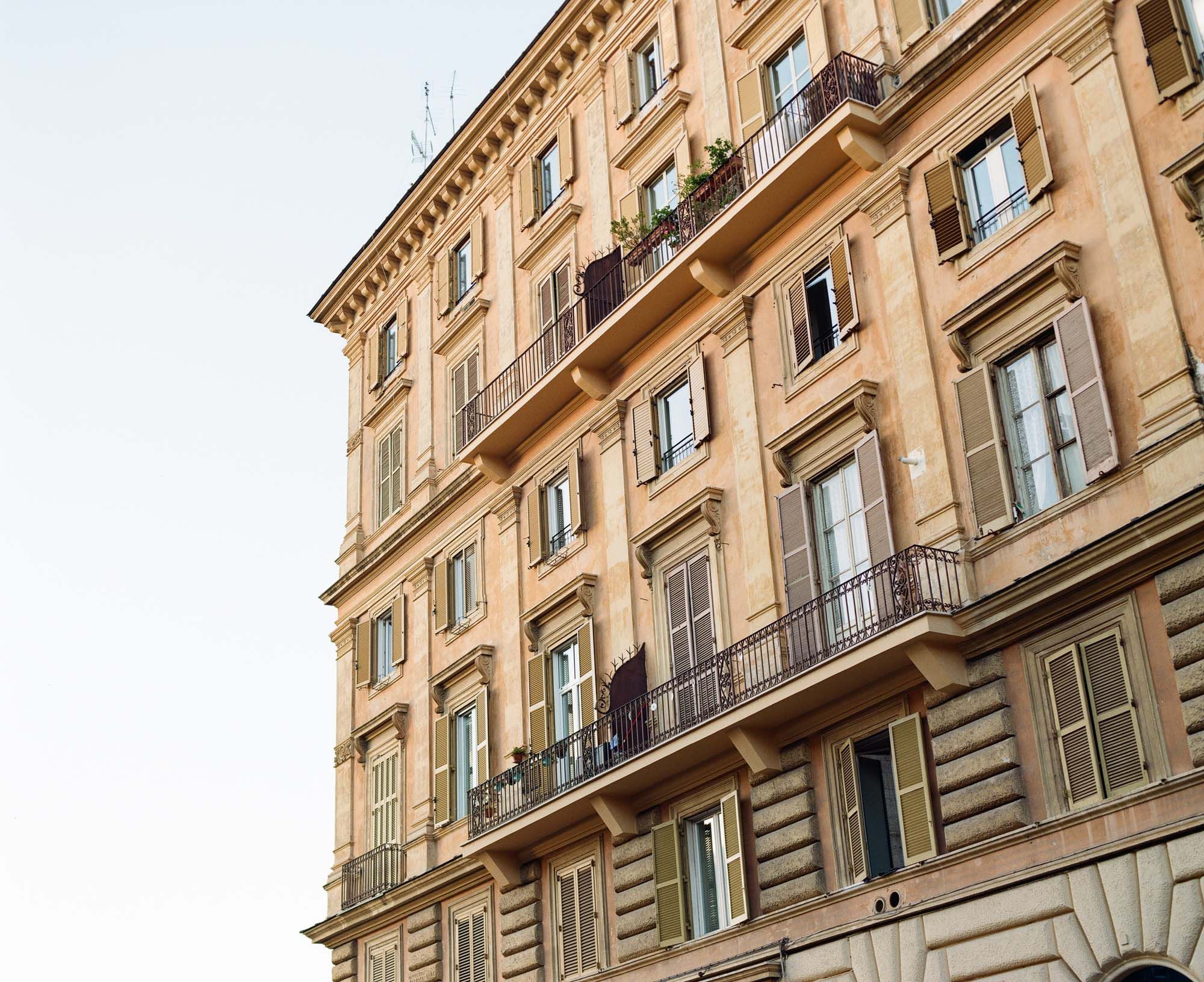 Color analog photograph shot on Mamiya RZ67 Pro II and Kodak Gold 200 in Italy by TheAnalogPhotographer (United States). [Travel]