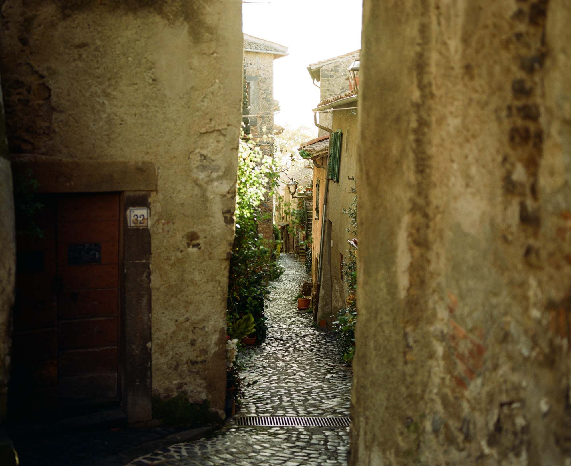 Color analog photograph shot on Mamiya RZ67 Pro II and Kodak Gold 200 in Italy by TheAnalogPhotographer (United States). [Travel]