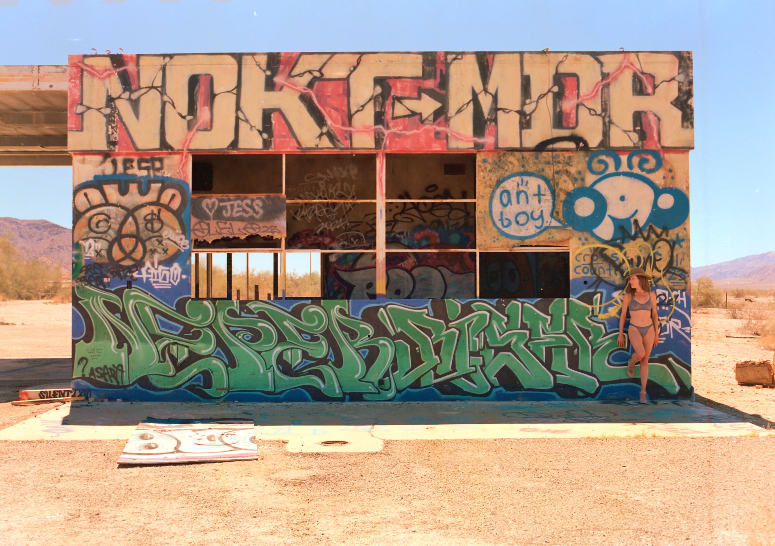 Color analog photograph shot on Mamiya RZ67 Pro II and Kodak Vision3 250D with Sekor 50mm F4.5 in California by TheAnalogPhotographer (United States). [Fashion]