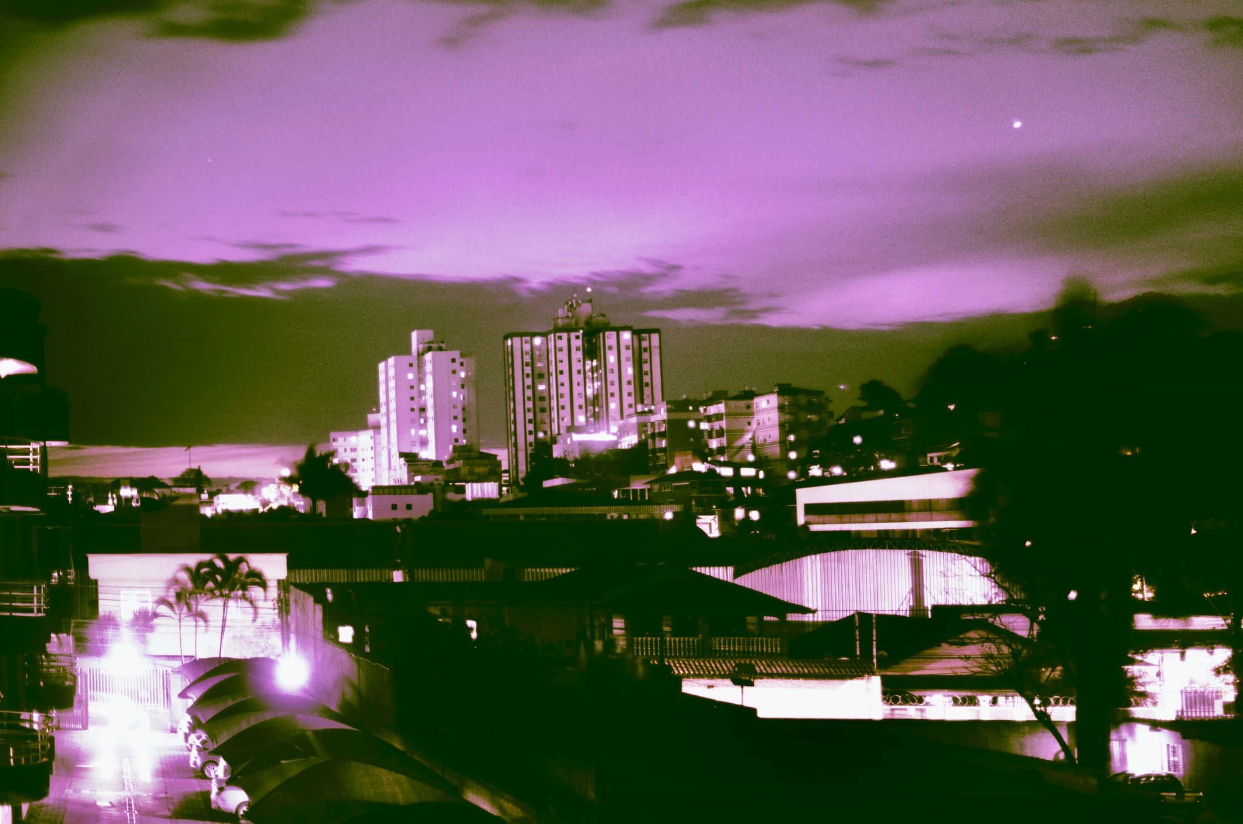 Color analog photograph shot on Canon EOS 5 and Kodak Vision 2383 with EF 50mm f/1.4 in Contagem by geologyncoffee (Brazil). [Travel]