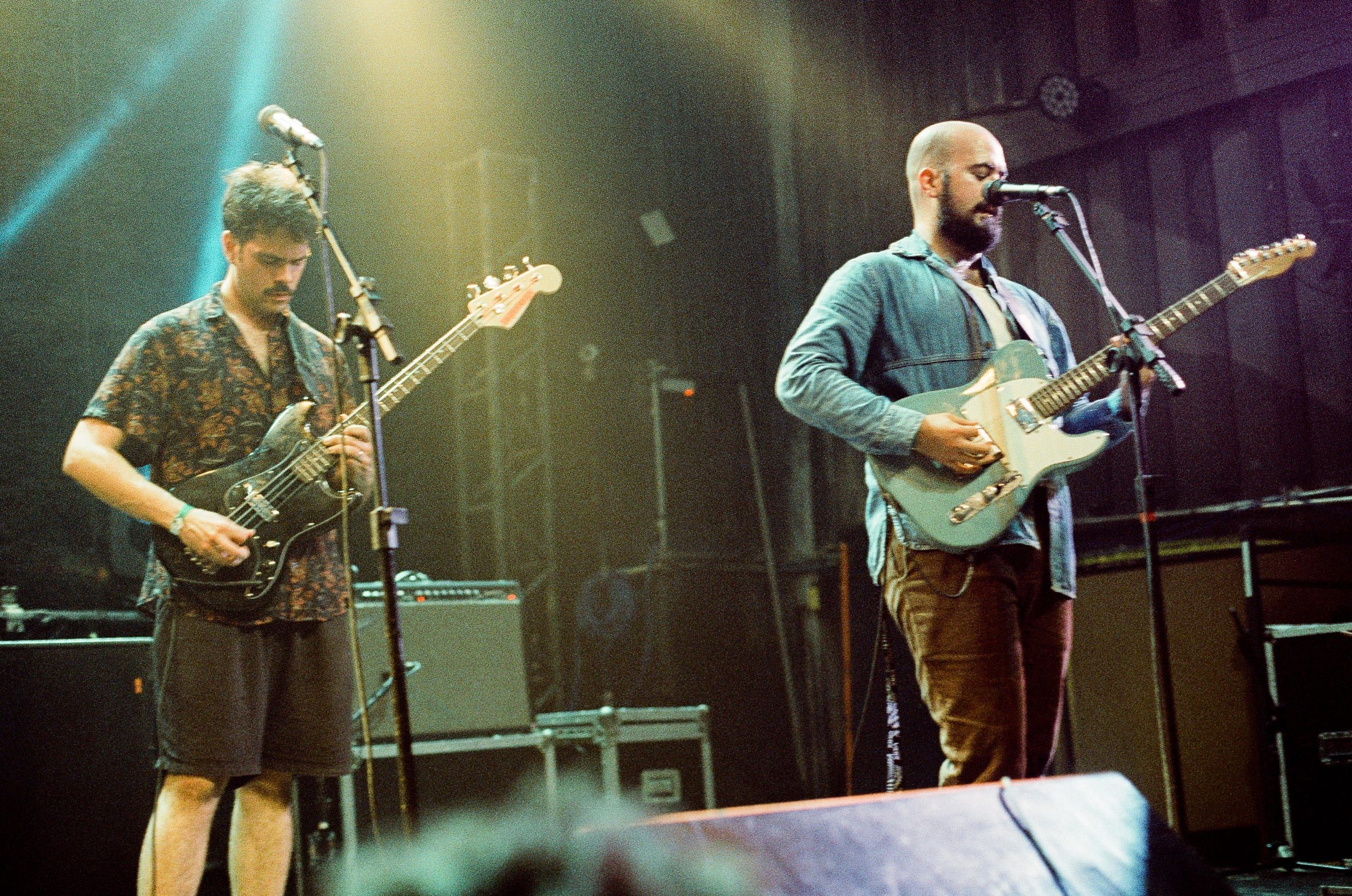Color analog photograph shot on Canon EOS 5 and Kodak Vision3 500T with EF 50mm f/1.4 in Belo Horizonte by geologyncoffee (Brazil). [Concert]
