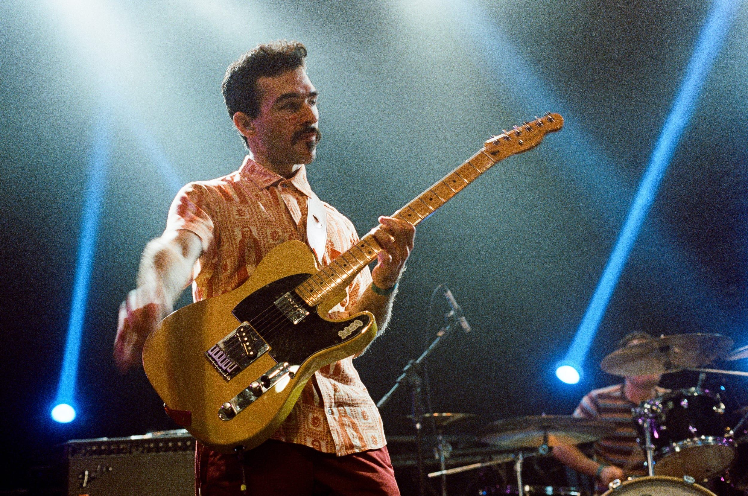 Color analog photograph shot on Canon EOS 5 and Kodak Vision3 500T with EF 50mm f/1.4 in Belo Horizonte by geologyncoffee (Brazil). [Concert]