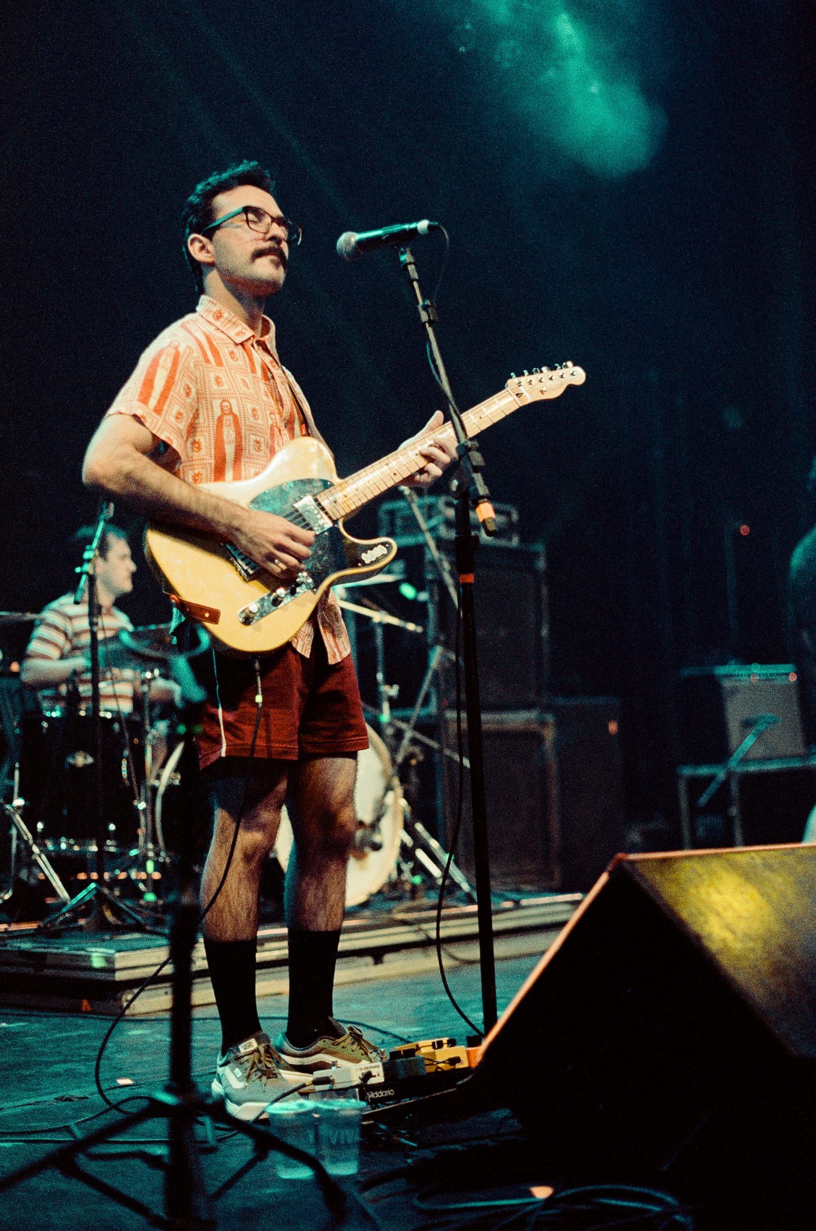 Color analog photograph shot on Canon EOS 5 and Kodak Vision3 500T with EF 50mm f/1.4 in Belo Horizonte by geologyncoffee (Brazil). [Concert]