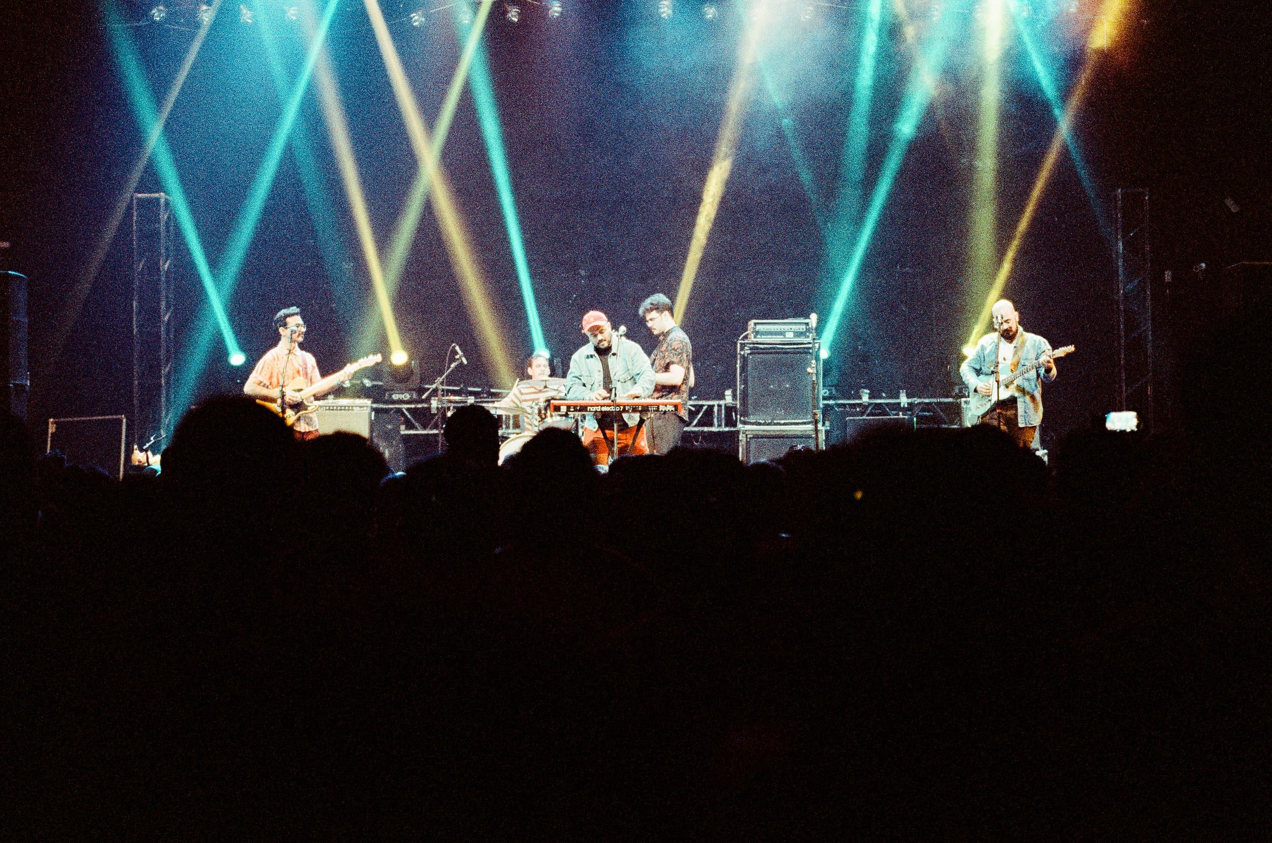 Color analog photograph shot on Canon EOS 5 and Kodak Vision3 500T with EF 50mm f/1.4 in Belo Horizonte by geologyncoffee (Brazil). [Concert]