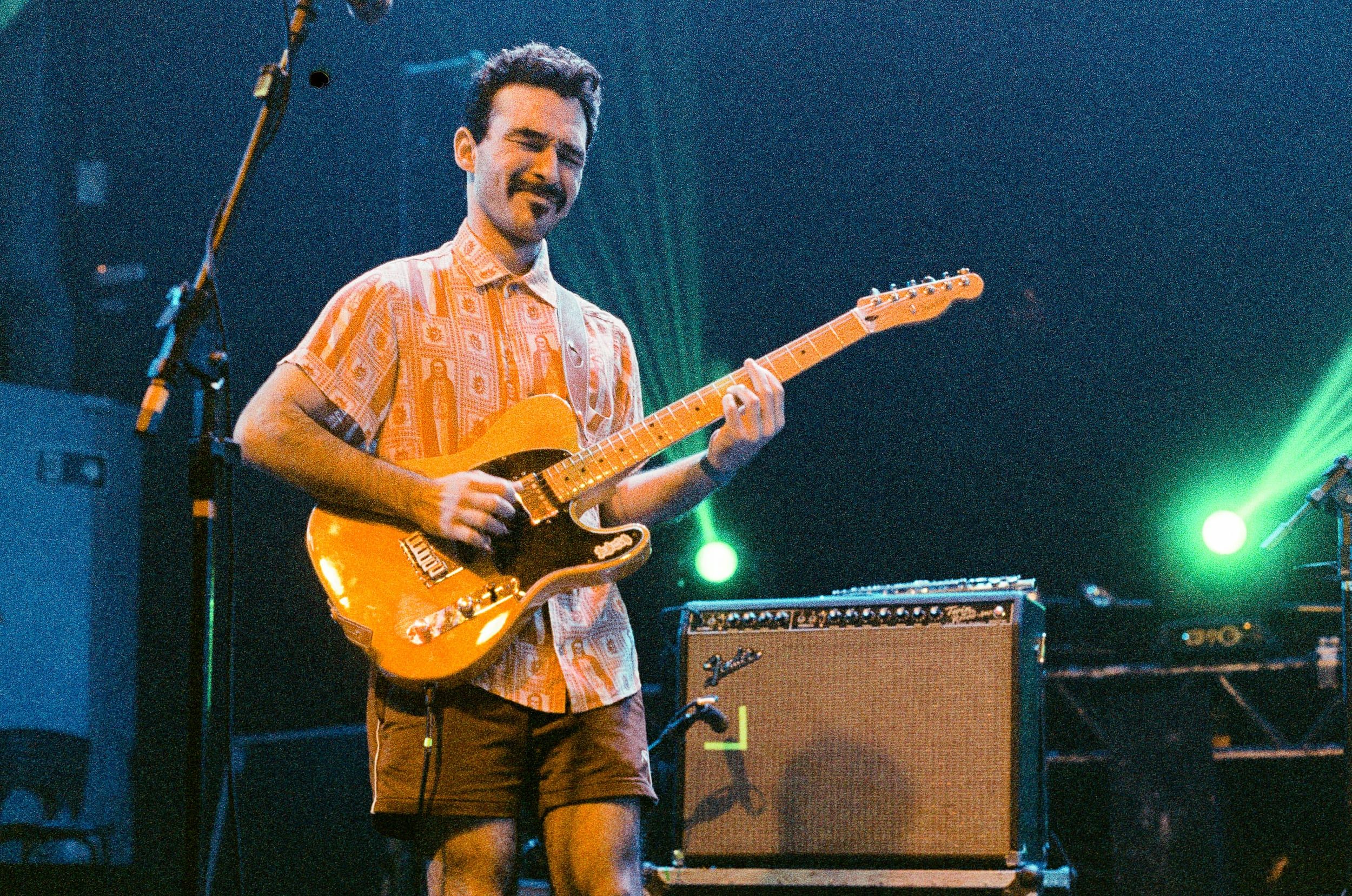 Color analog photograph shot on Canon EOS 5 and Kodak Vision3 500T with EF 50mm f/1.4 in Belo Horizonte by geologyncoffee (Brazil). [Concert]