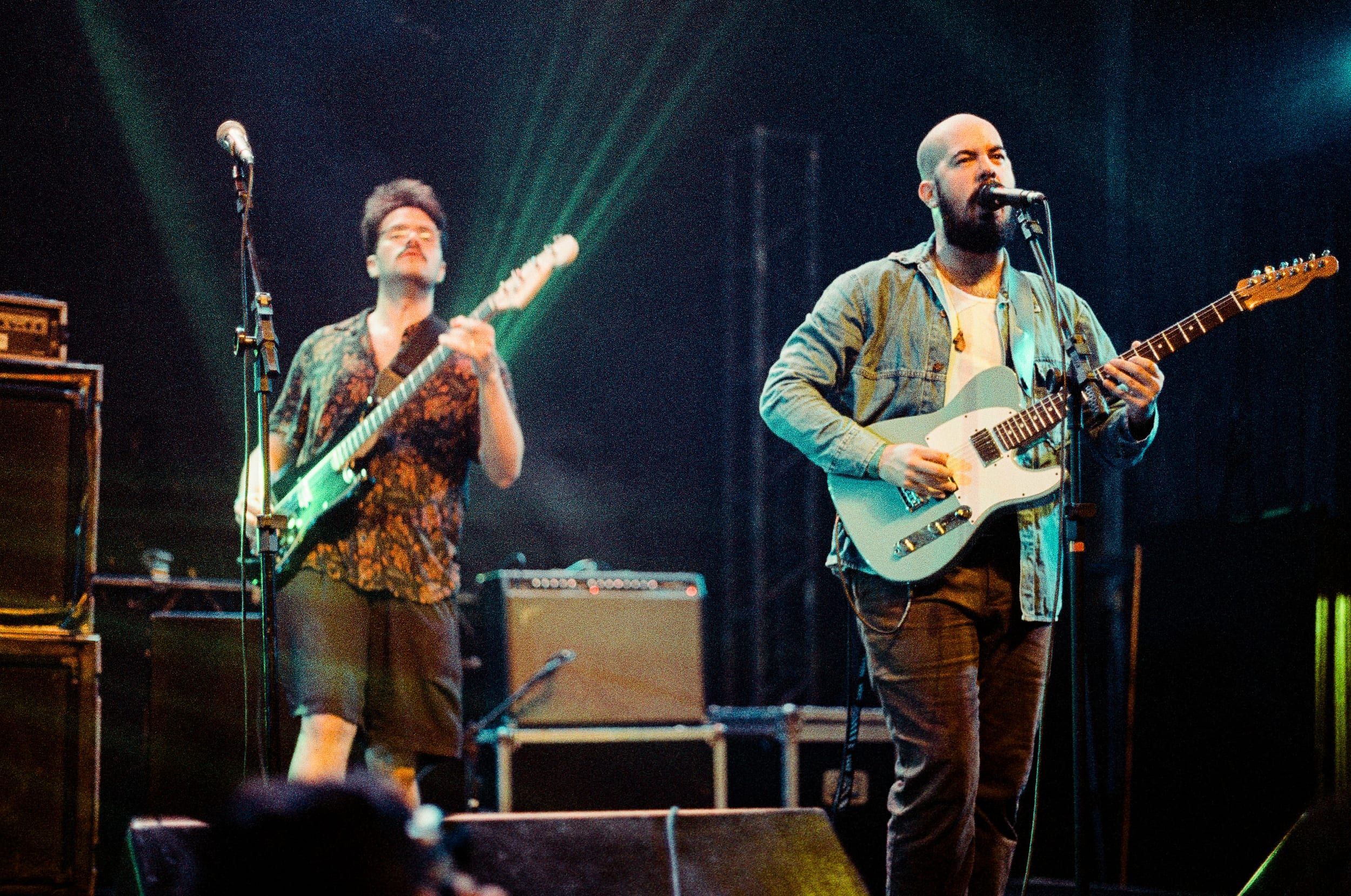 Color analog photograph shot on Canon EOS 5 and Kodak Vision3 500T with EF 50mm f/1.4 in Belo Horizonte by geologyncoffee (Brazil). [Concert]