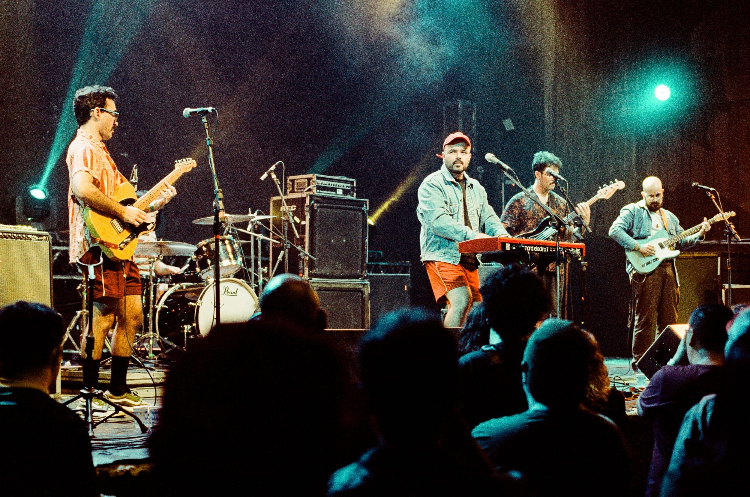 Color analog photograph shot on Canon EOS 5 and Kodak Vision3 500T with EF 50mm f/1.4 in Belo Horizonte by geologyncoffee (Brazil). [Concert]