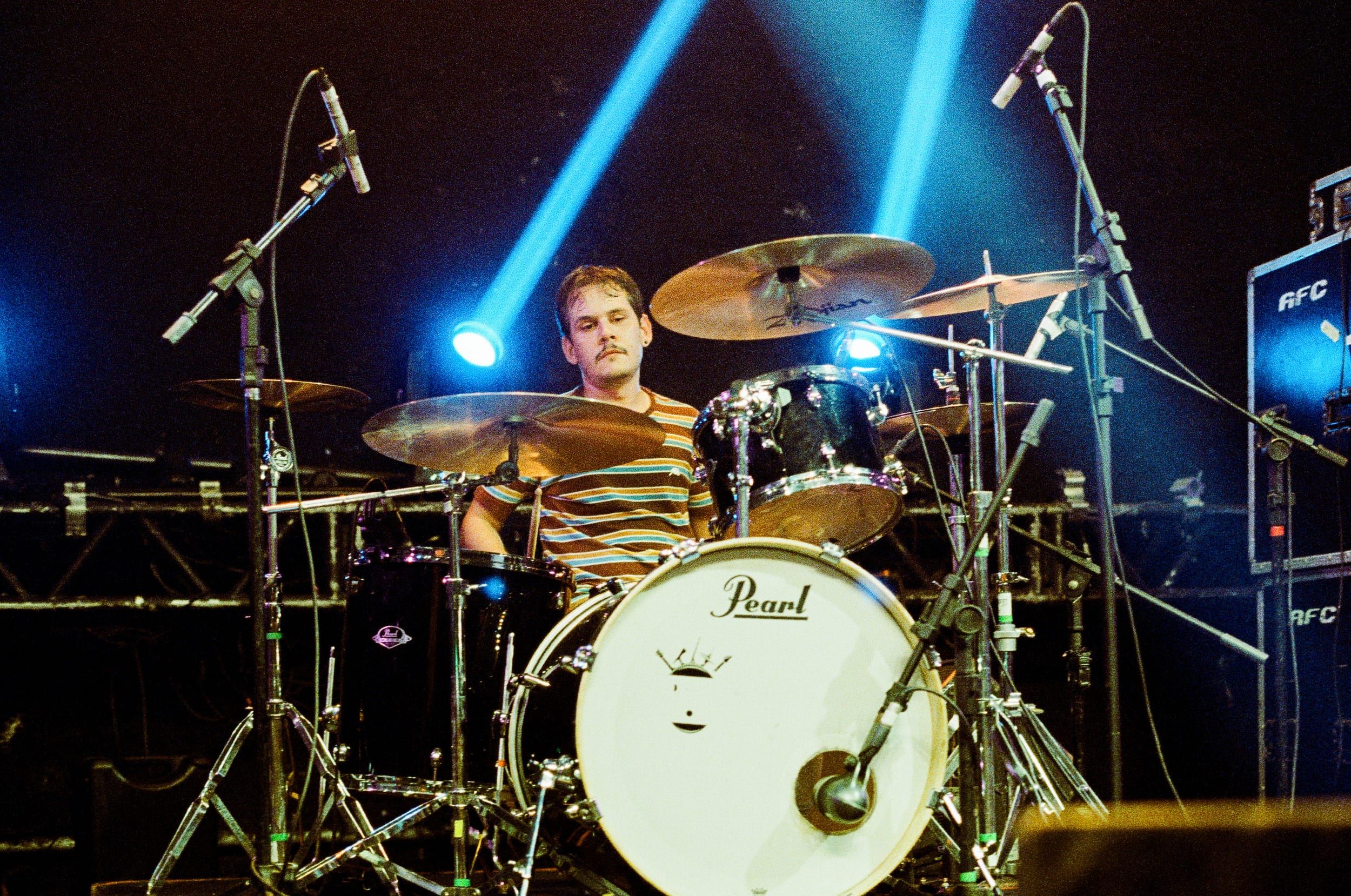 Color analog photograph shot on Canon EOS 5 and Kodak Vision3 500T with EF 50mm f/1.4 in Belo Horizonte by geologyncoffee (Brazil). [Concert]