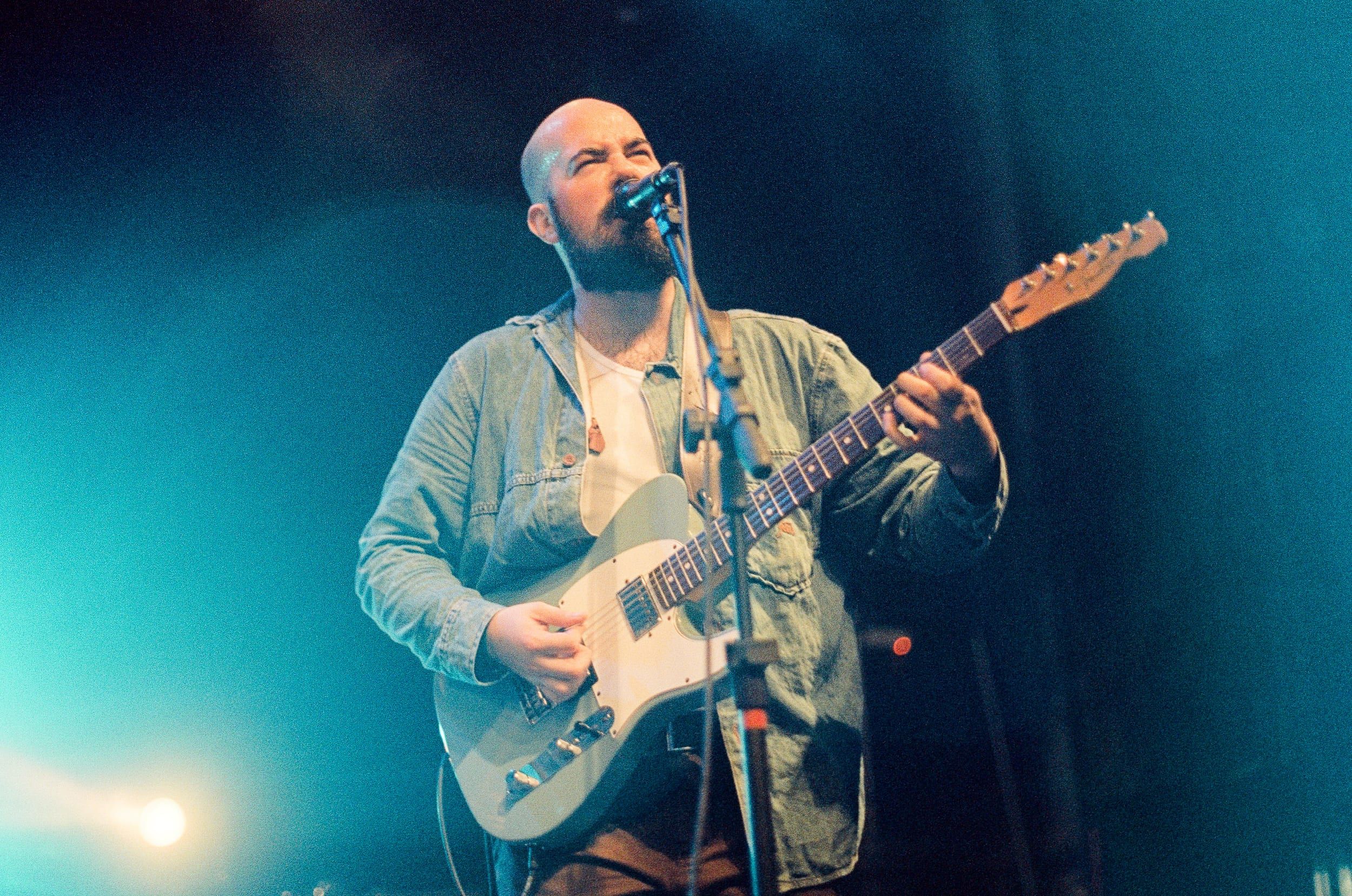 Color analog photograph shot on Canon EOS 5 and Kodak Vision3 500T with EF 50mm f/1.4 in Belo Horizonte by geologyncoffee (Brazil). [Concert]