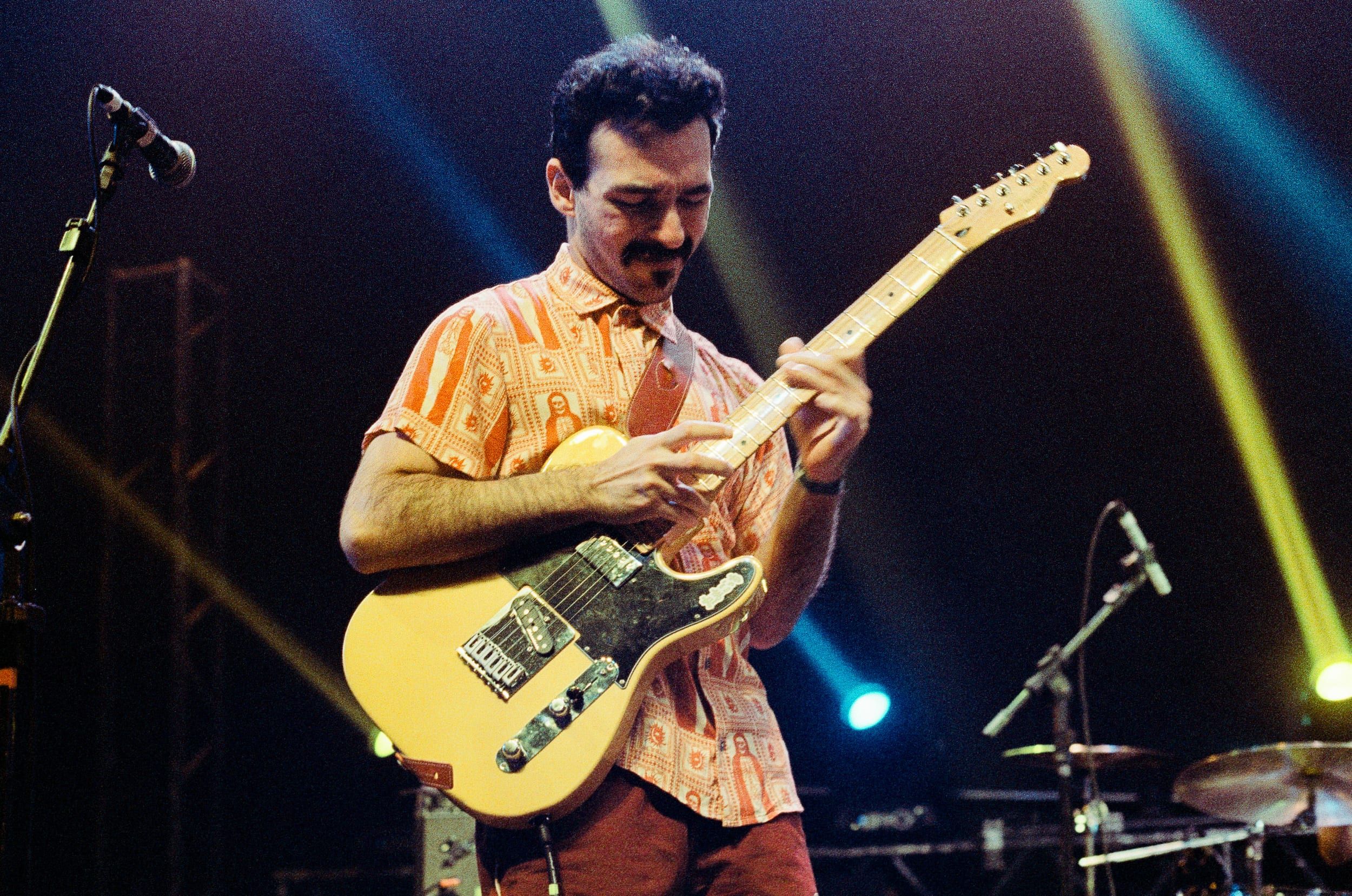 Color analog photograph shot on Canon EOS 5 and Kodak Vision3 500T with EF 50mm f/1.4 in Belo Horizonte by geologyncoffee (Brazil). [Concert]