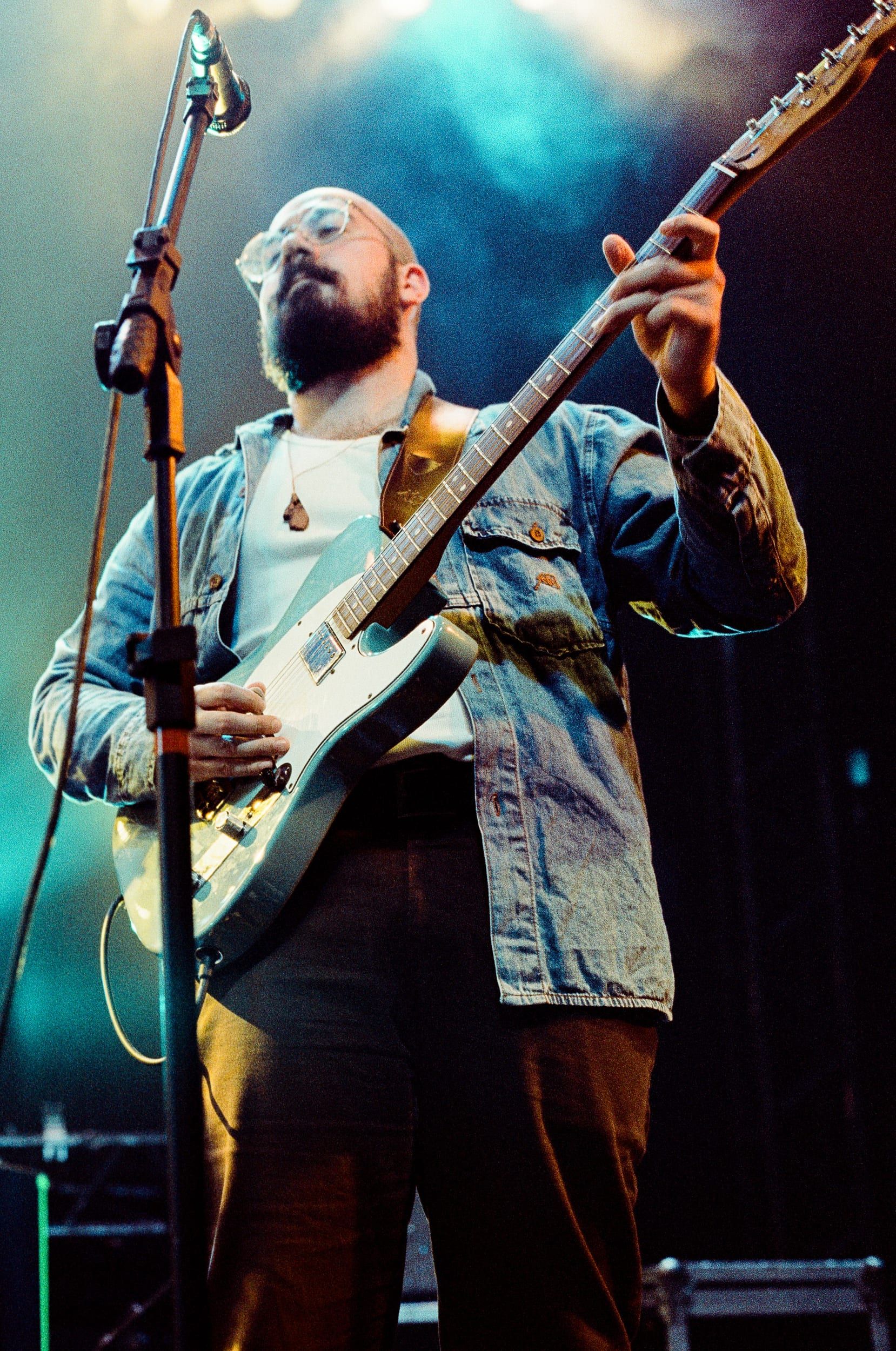Color analog photograph shot on Canon EOS 5 and Kodak Vision3 500T with EF 50mm f/1.4 in Belo Horizonte by geologyncoffee (Brazil). [Concert]