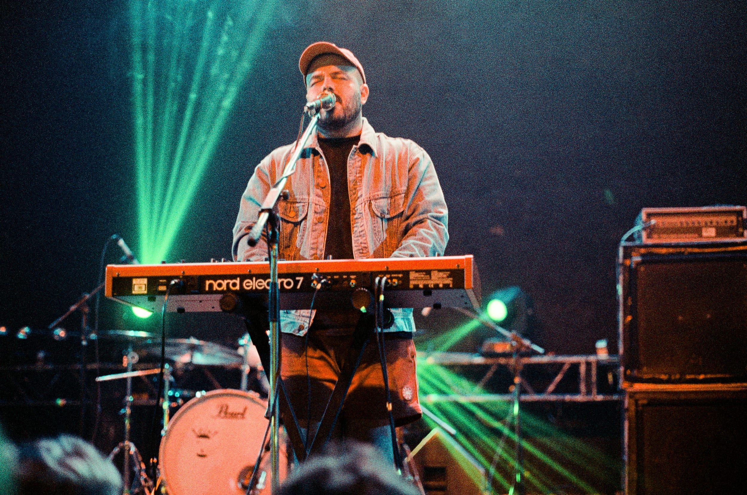Color analog photograph shot on Canon EOS 5 and Kodak Vision3 500T with EF 50mm f/1.4 in Belo Horizonte by geologyncoffee (Brazil). [Concert]