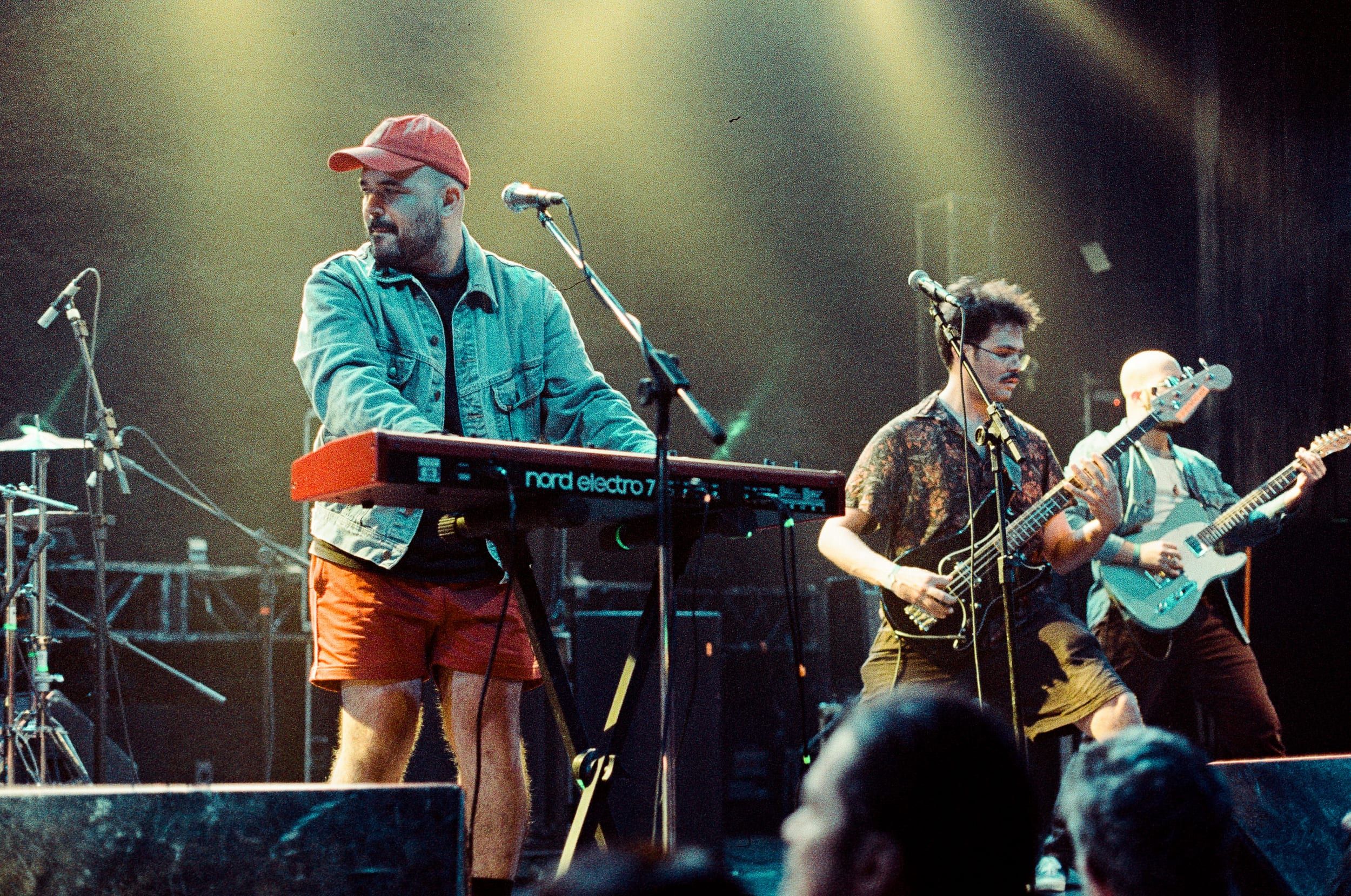 Color analog photograph shot on Canon EOS 5 and Kodak Vision3 500T with EF 50mm f/1.4 in Belo Horizonte by geologyncoffee (Brazil). [Concert]