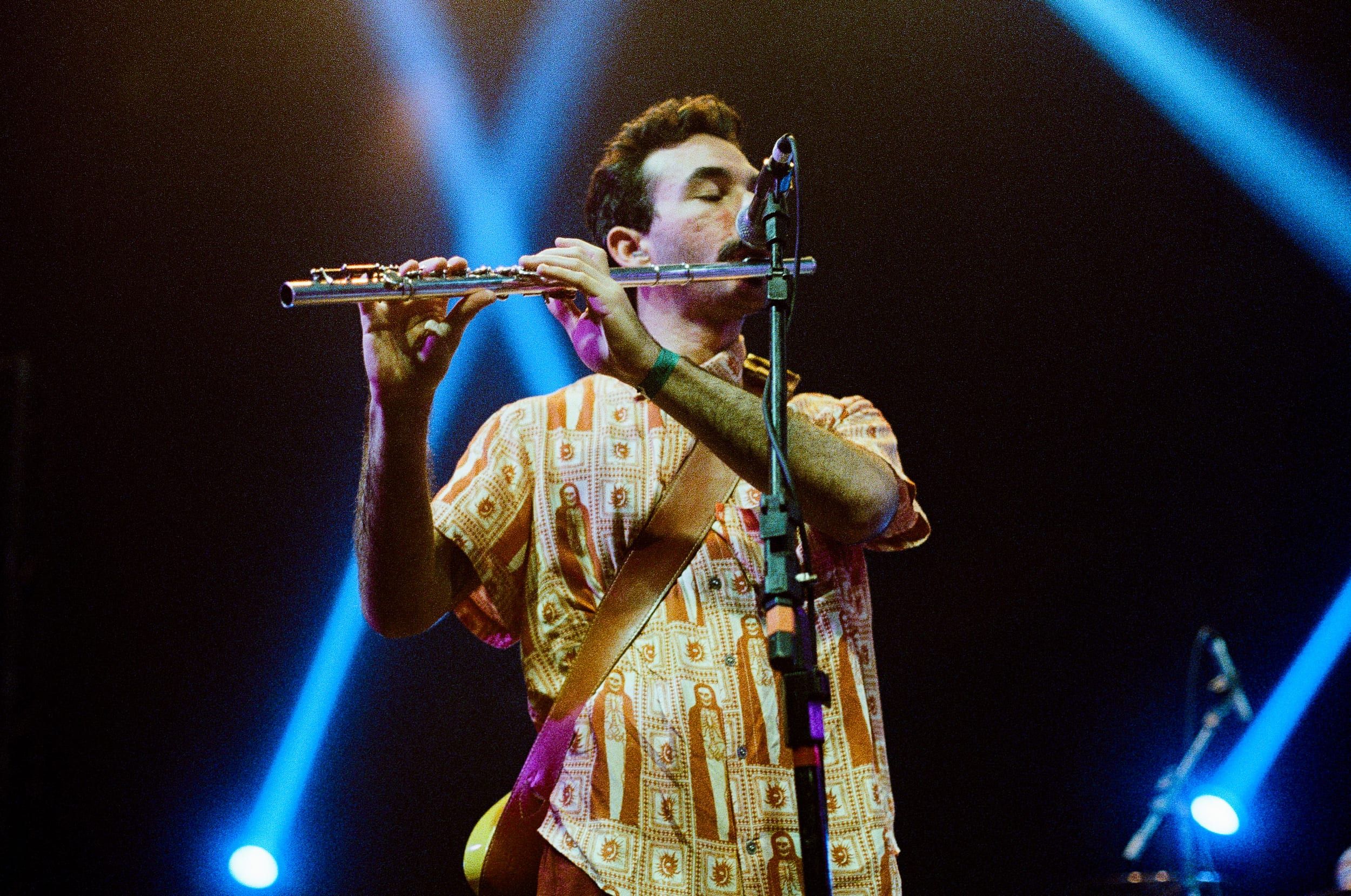 Color analog photograph shot on Canon EOS 5 and Kodak Vision3 500T with EF 50mm f/1.4 in Belo Horizonte by geologyncoffee (Brazil). [Concert]