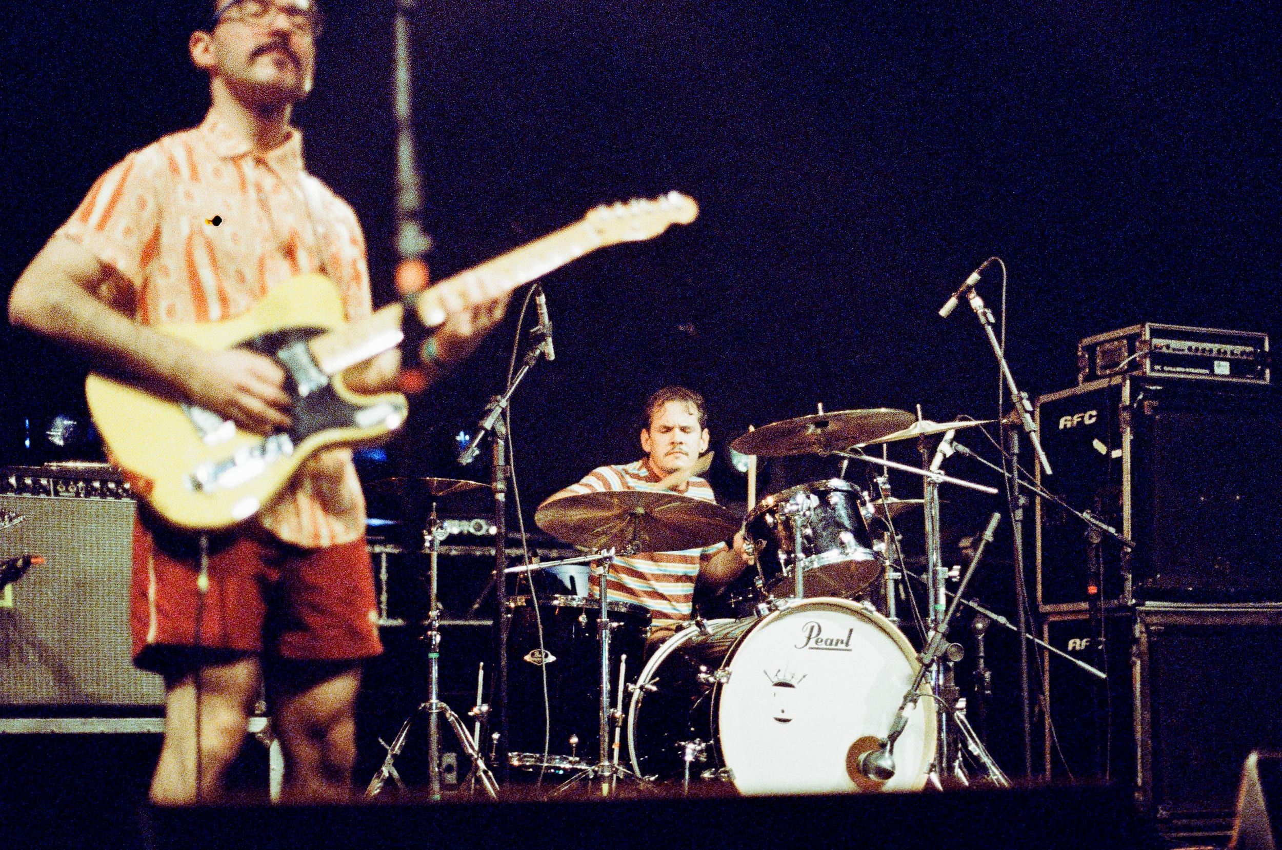 Color analog photograph shot on Canon EOS 5 and Kodak Vision3 500T with EF 50mm f/1.4 in Belo Horizonte by geologyncoffee (Brazil). [Concert]