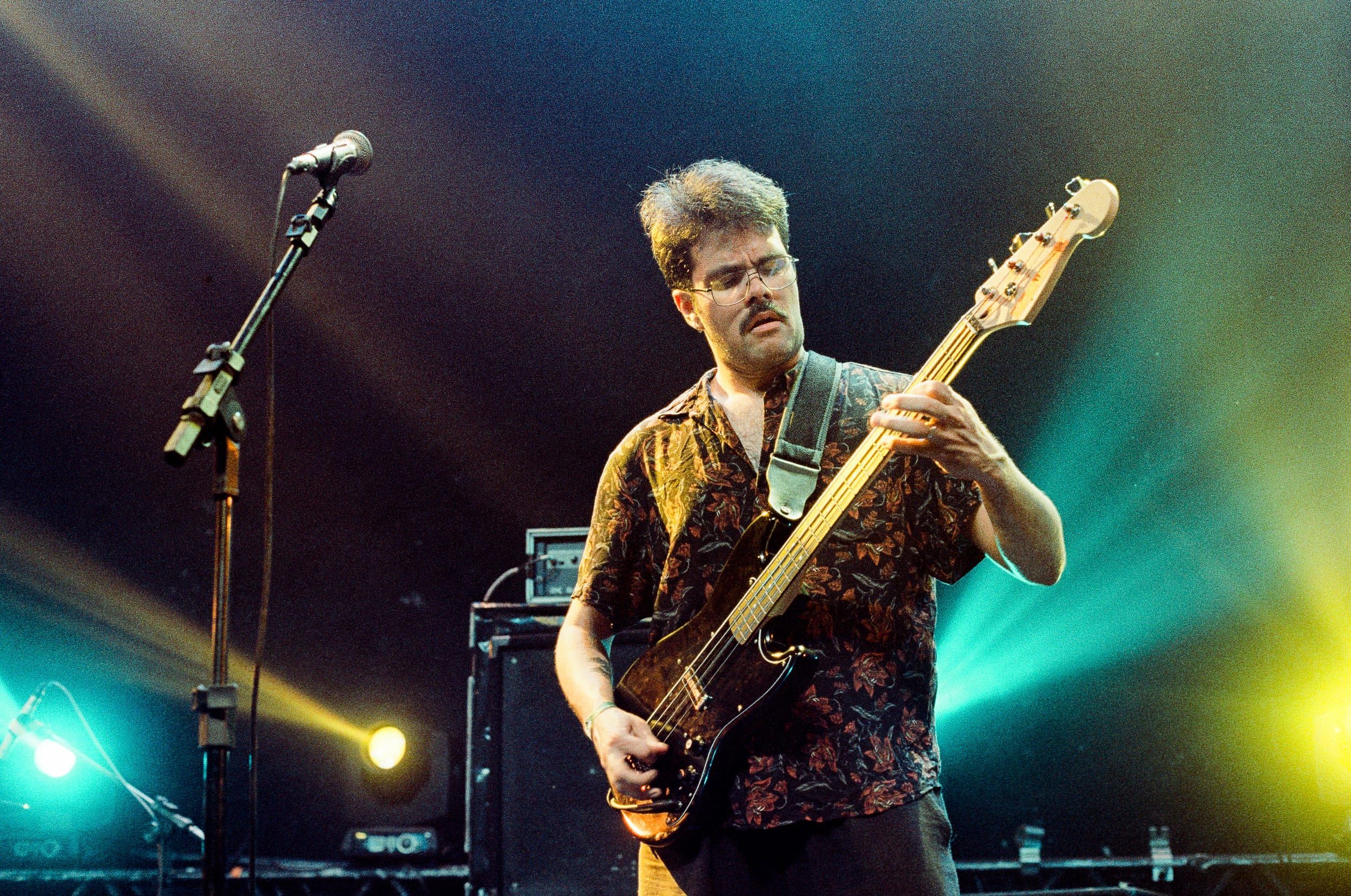 Color analog photograph shot on Canon EOS 5 and Kodak Vision3 500T with EF 50mm f/1.4 in Belo Horizonte by geologyncoffee (Brazil). [Concert]