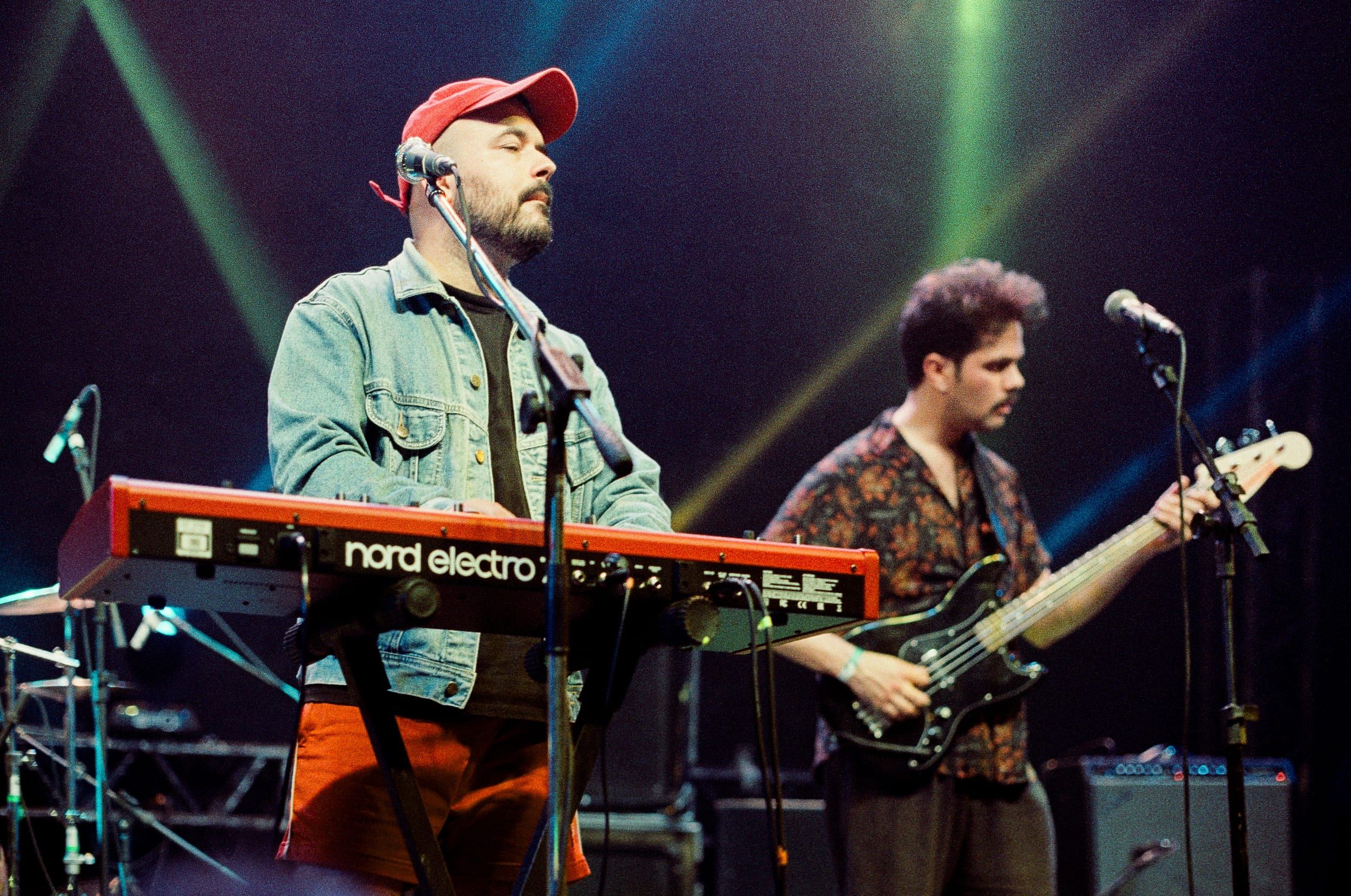 Color analog photograph shot on Canon EOS 5 and Kodak Vision3 500T with EF 50mm f/1.4 in Belo Horizonte by geologyncoffee (Brazil). [Concert]