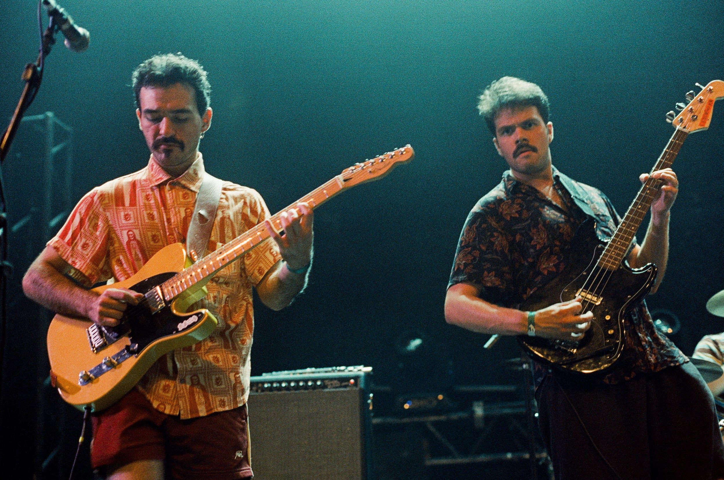 Color analog photograph shot on Canon EOS 5 and Kodak Vision3 500T with EF 50mm f/1.4 in Belo Horizonte by geologyncoffee (Brazil). [Concert]