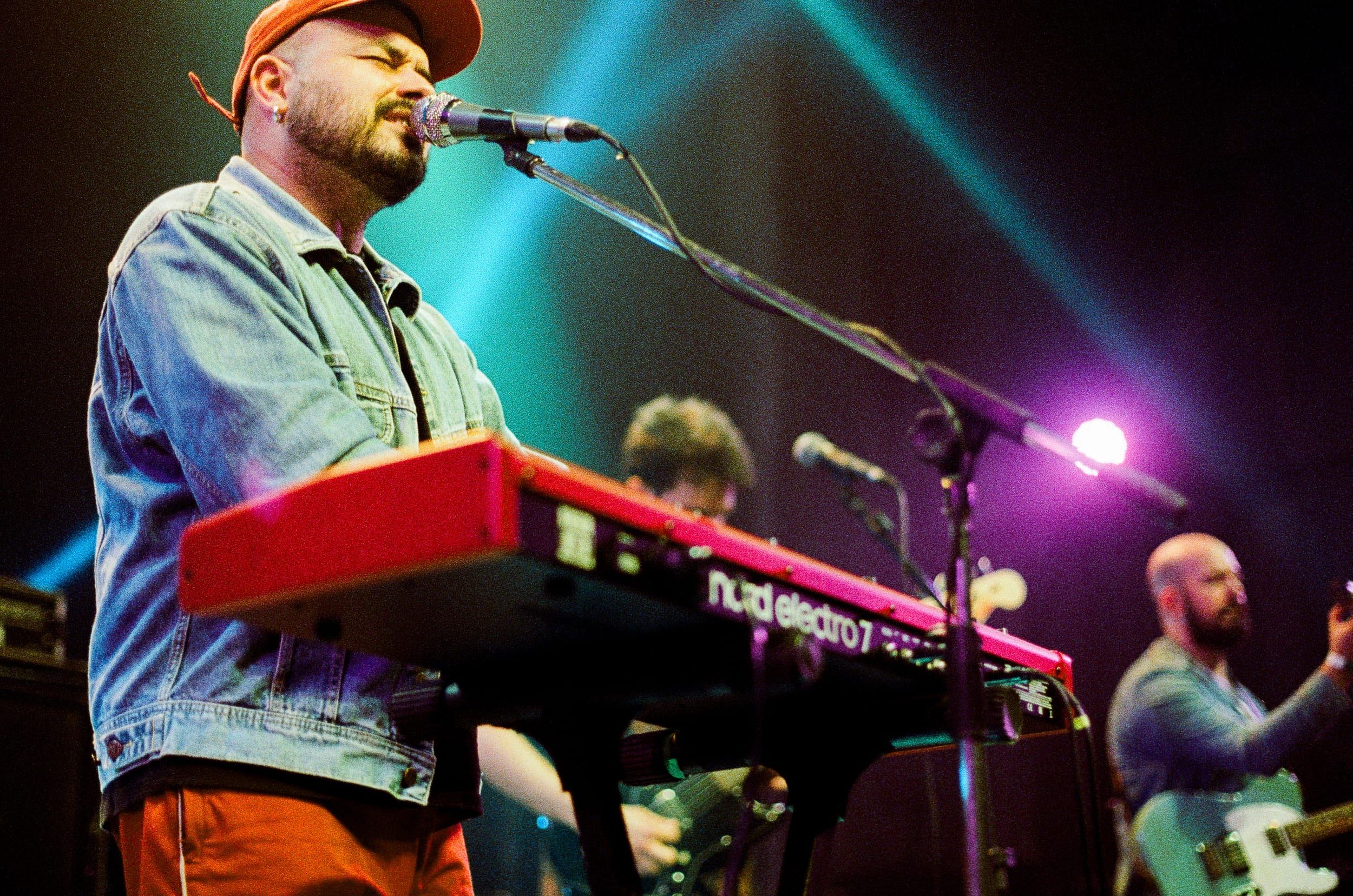 Color analog photograph shot on Canon EOS 5 and Kodak Vision3 500T with EF 50mm f/1.4 in Belo Horizonte by geologyncoffee (Brazil). [Concert]