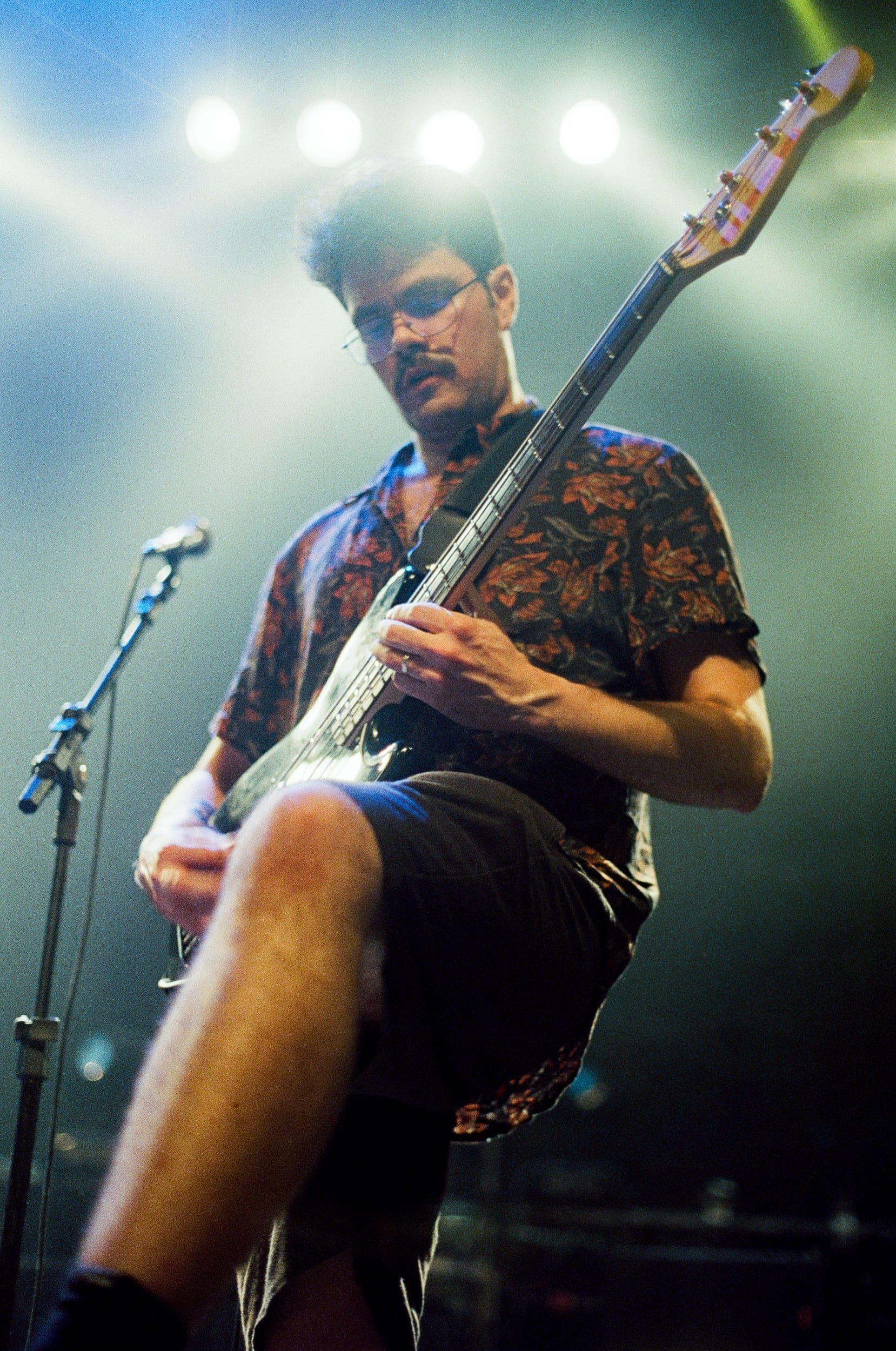 Color analog photograph shot on Canon EOS 5 and Kodak Vision3 500T with EF 50mm f/1.4 in Belo Horizonte by geologyncoffee (Brazil). [Concert]