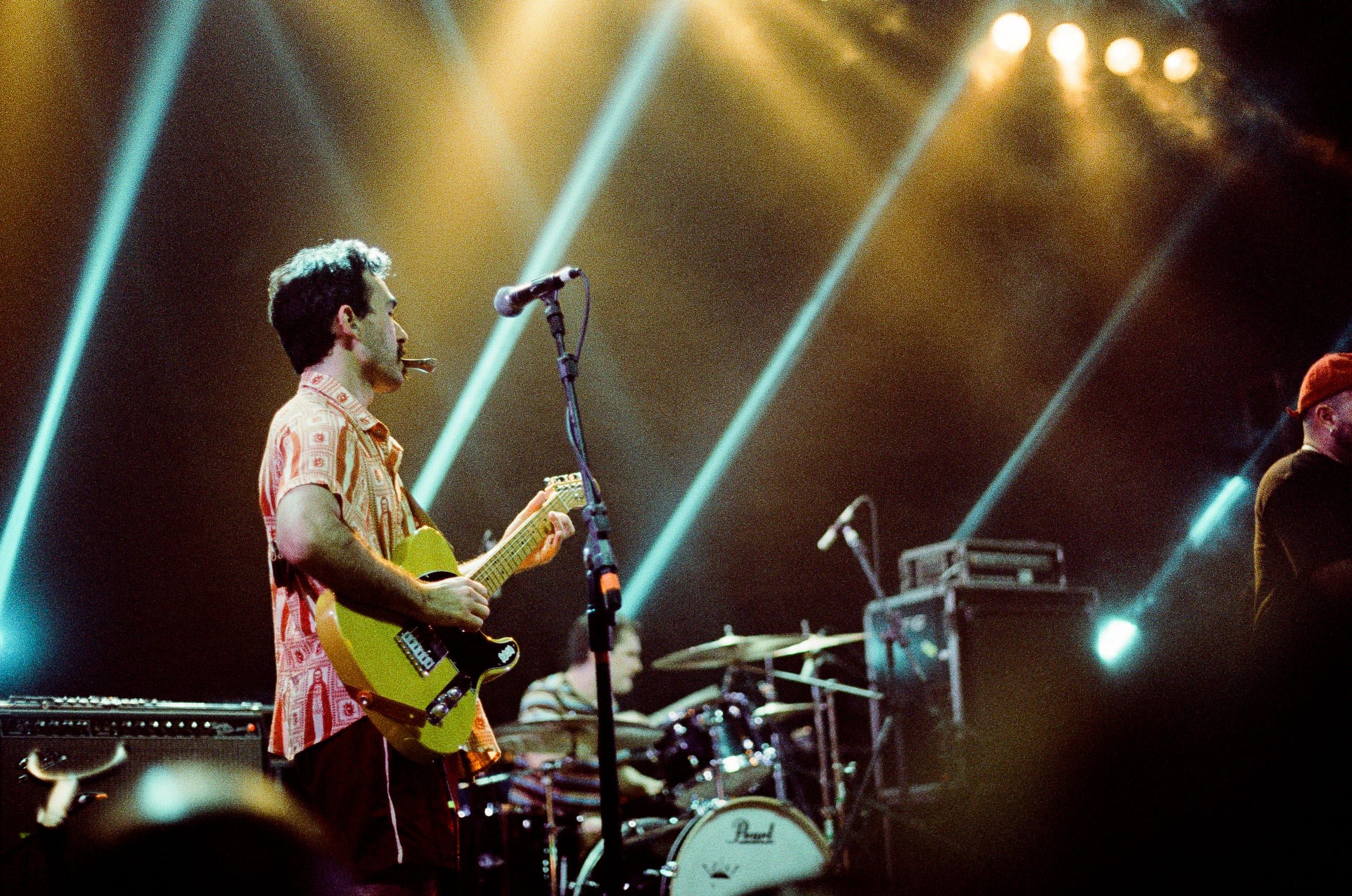 Color analog photograph shot on Canon EOS 5 and Kodak Vision3 500T with EF 50mm f/1.4 in Belo Horizonte by geologyncoffee (Brazil). [Concert]