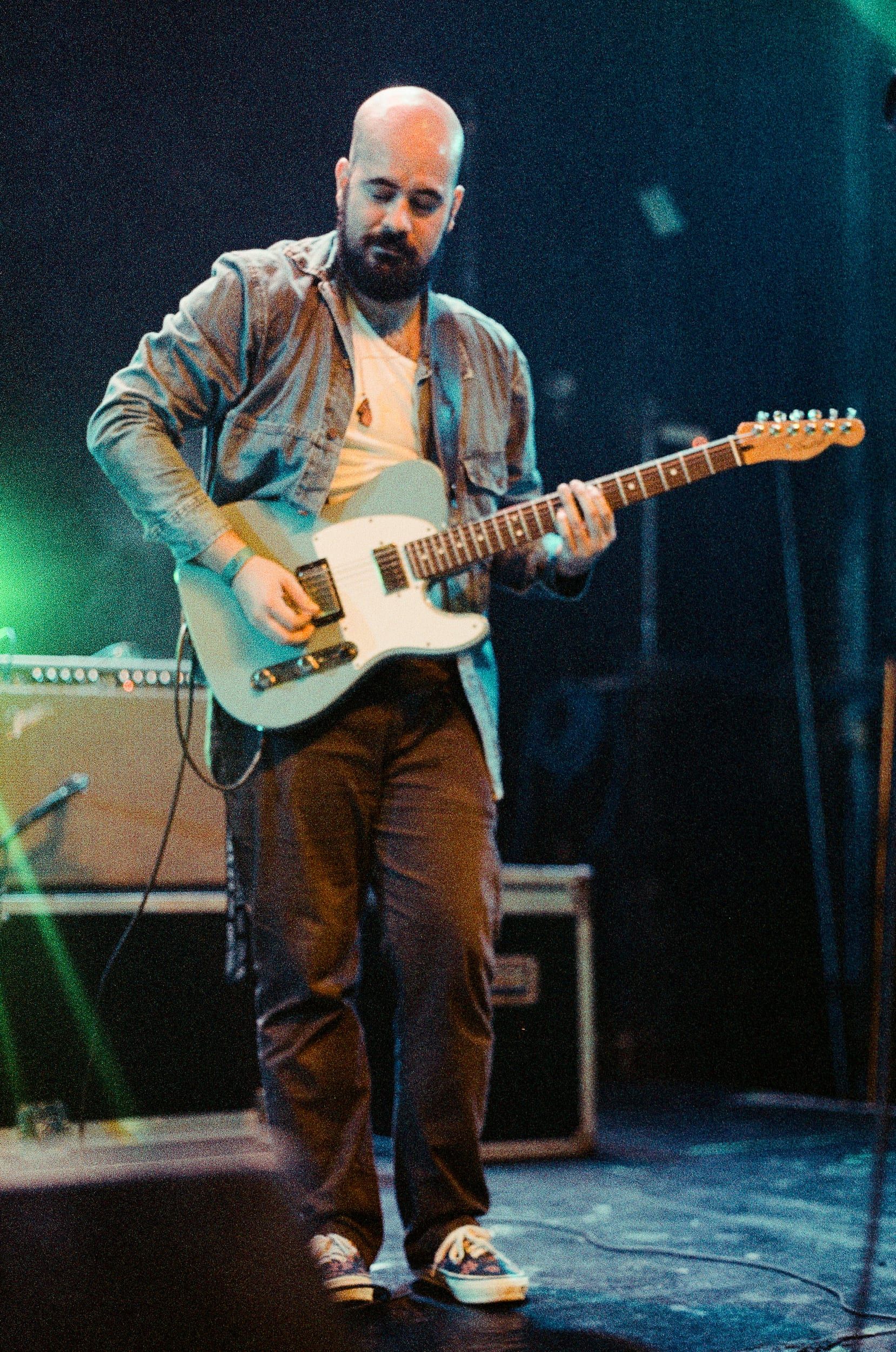 Color analog photograph shot on Canon EOS 5 and Kodak Vision3 500T with EF 50mm f/1.4 in Belo Horizonte by geologyncoffee (Brazil). [Concert]
