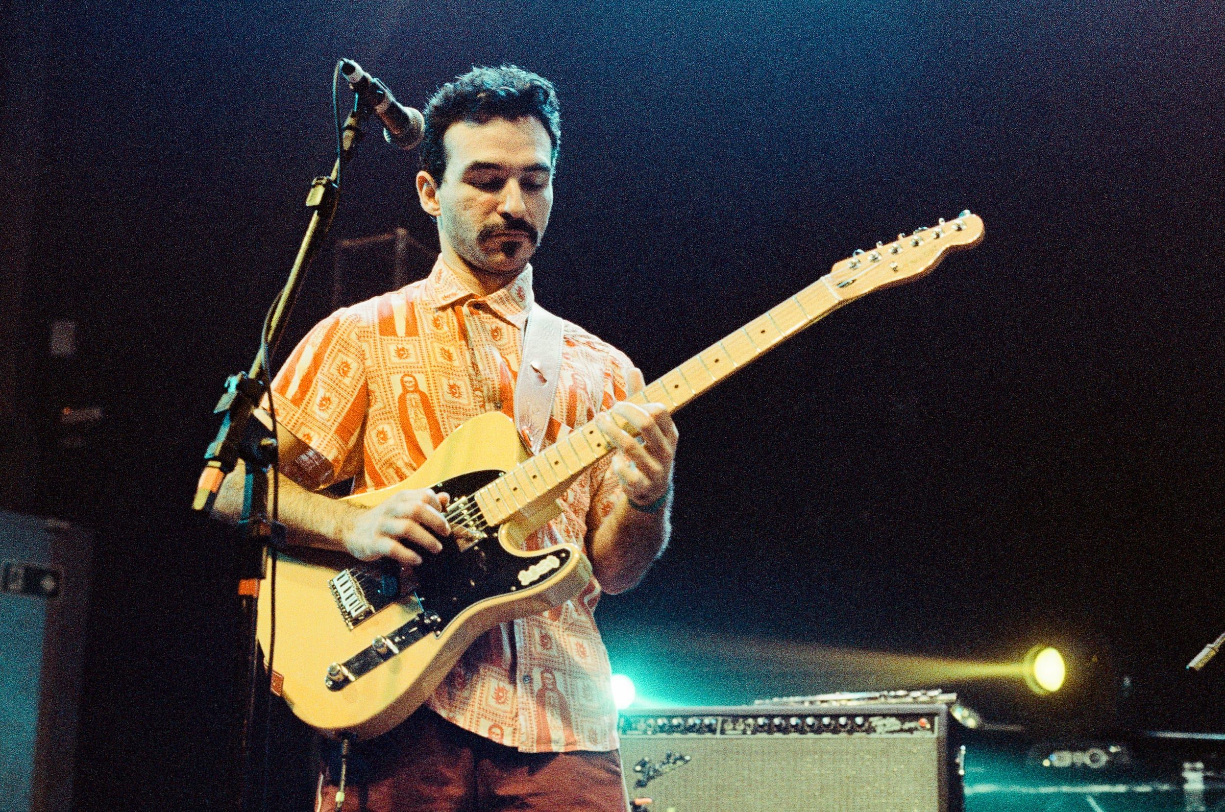 Color analog photograph shot on Canon EOS 5 and Kodak Vision3 500T with EF 50mm f/1.4 in Belo Horizonte by geologyncoffee (Brazil). [Concert]