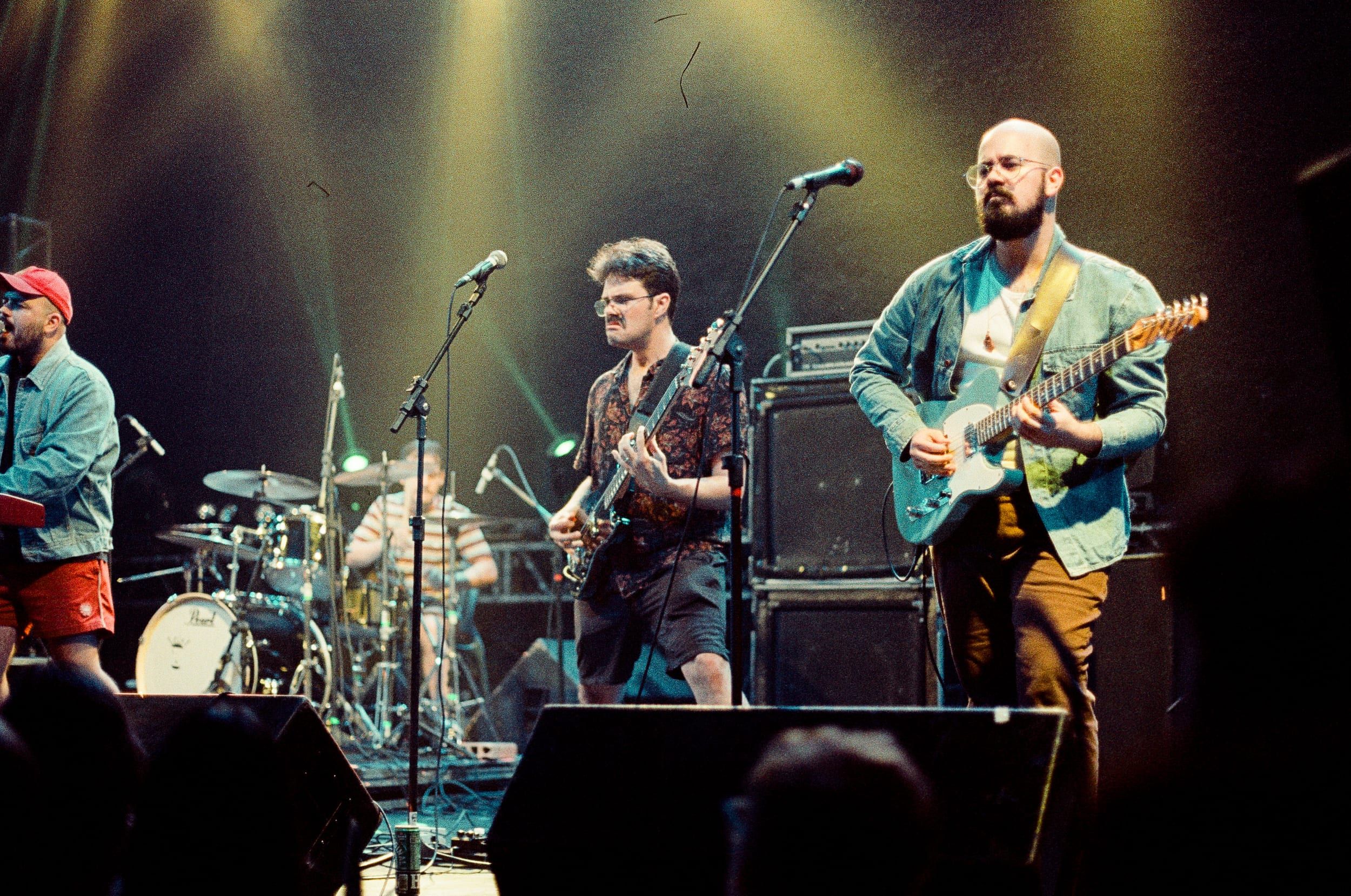Color analog photograph shot on Canon EOS 5 and Kodak Vision3 500T with EF 50mm f/1.4 in Belo Horizonte by geologyncoffee (Brazil). [Concert]