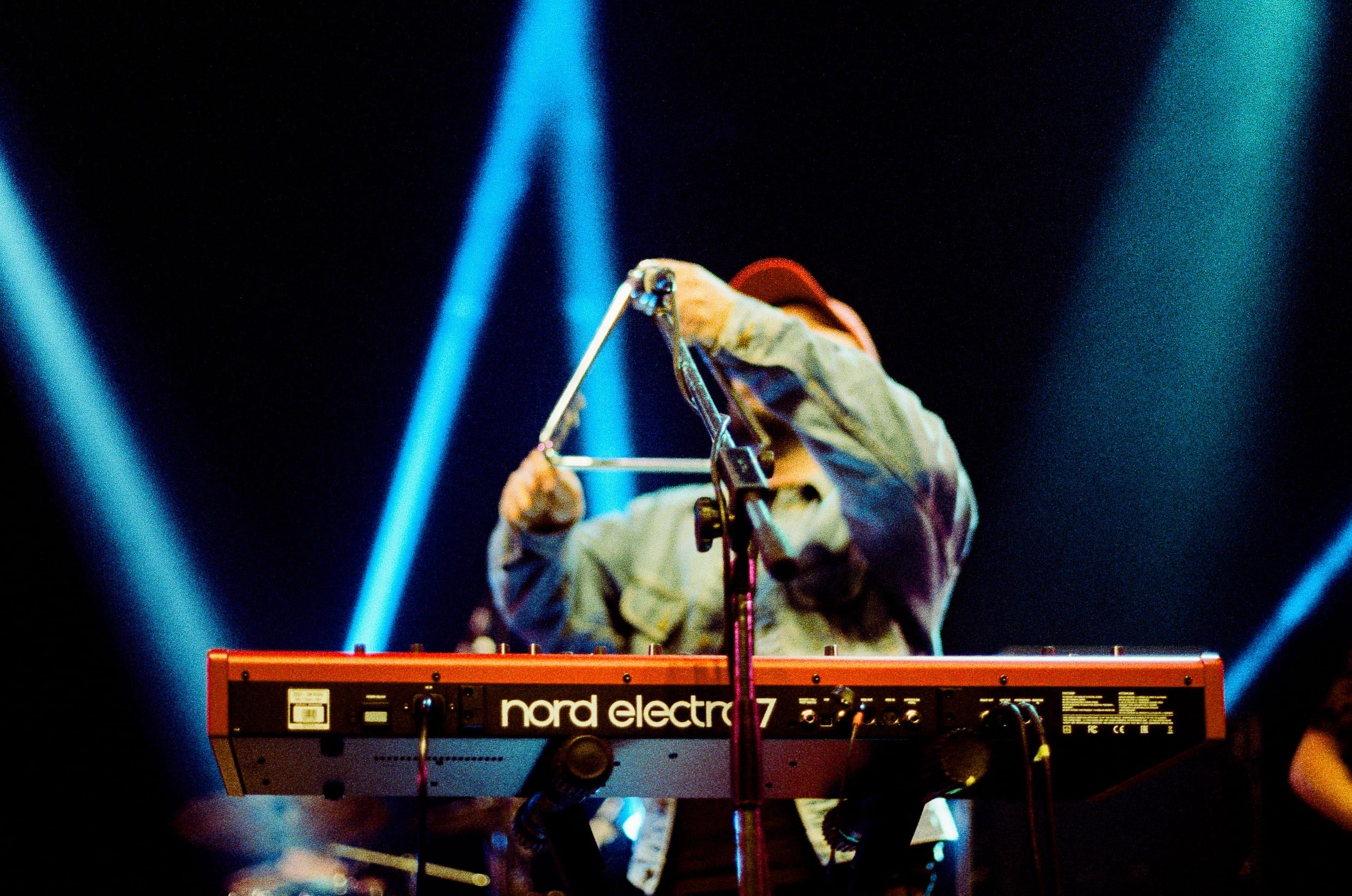 Color analog photograph shot on Canon EOS 5 and Kodak Vision3 500T with EF 50mm f/1.4 in Belo Horizonte by geologyncoffee (Brazil). [Concert]