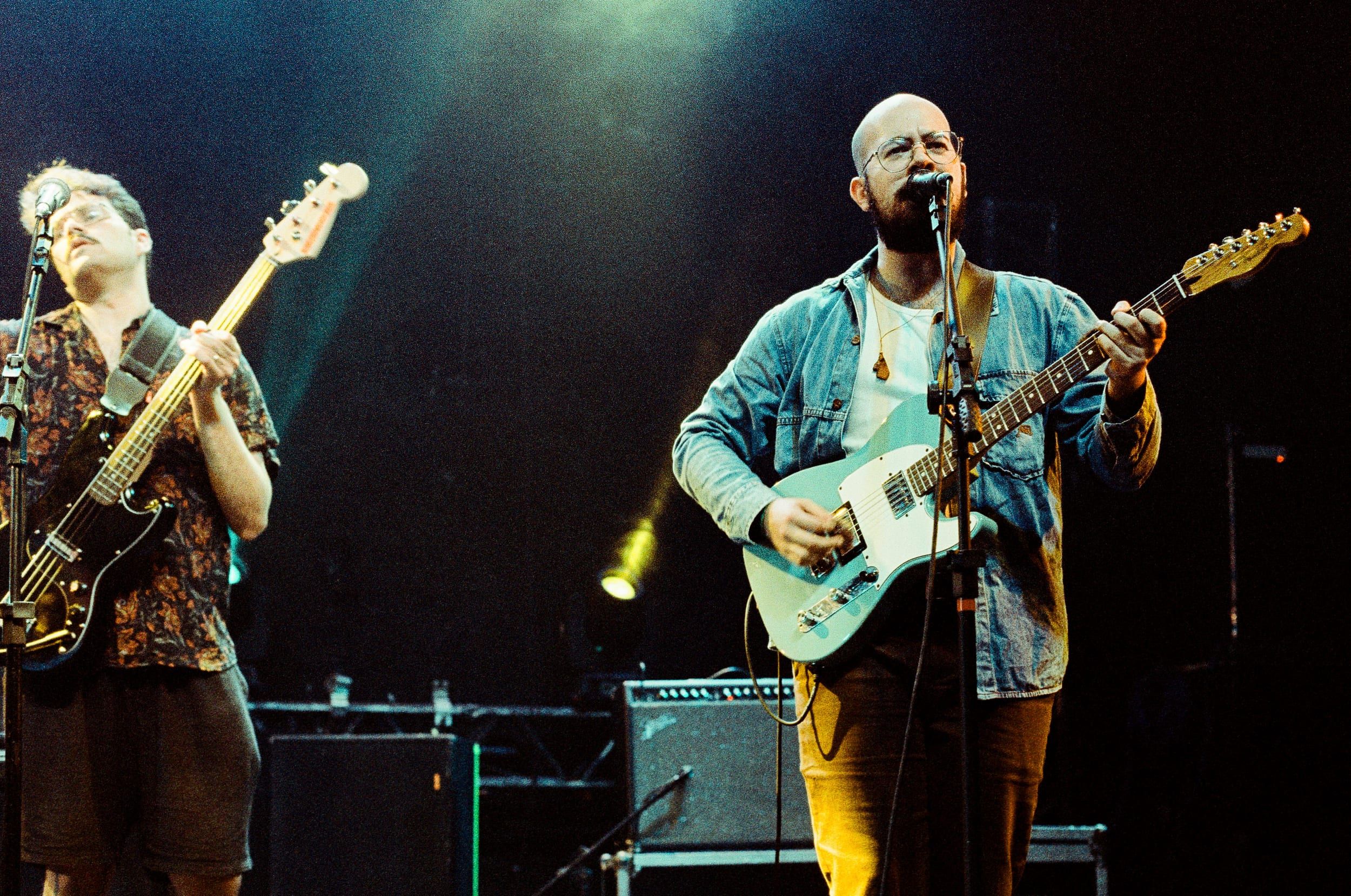 Color analog photograph shot on Canon EOS 5 and Kodak Vision3 500T with EF 50mm f/1.4 in Belo Horizonte by geologyncoffee (Brazil). [Concert]