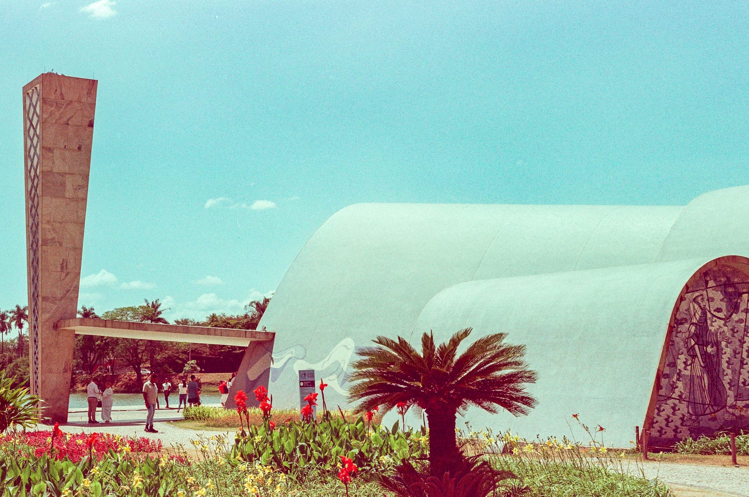 Color analog photograph shot on Canon FTb and Ferrania Solaris with FD 50mm f/1.8 in Belo Horizonte, Brazil by geologyncoffee (Brazil). [Travel]