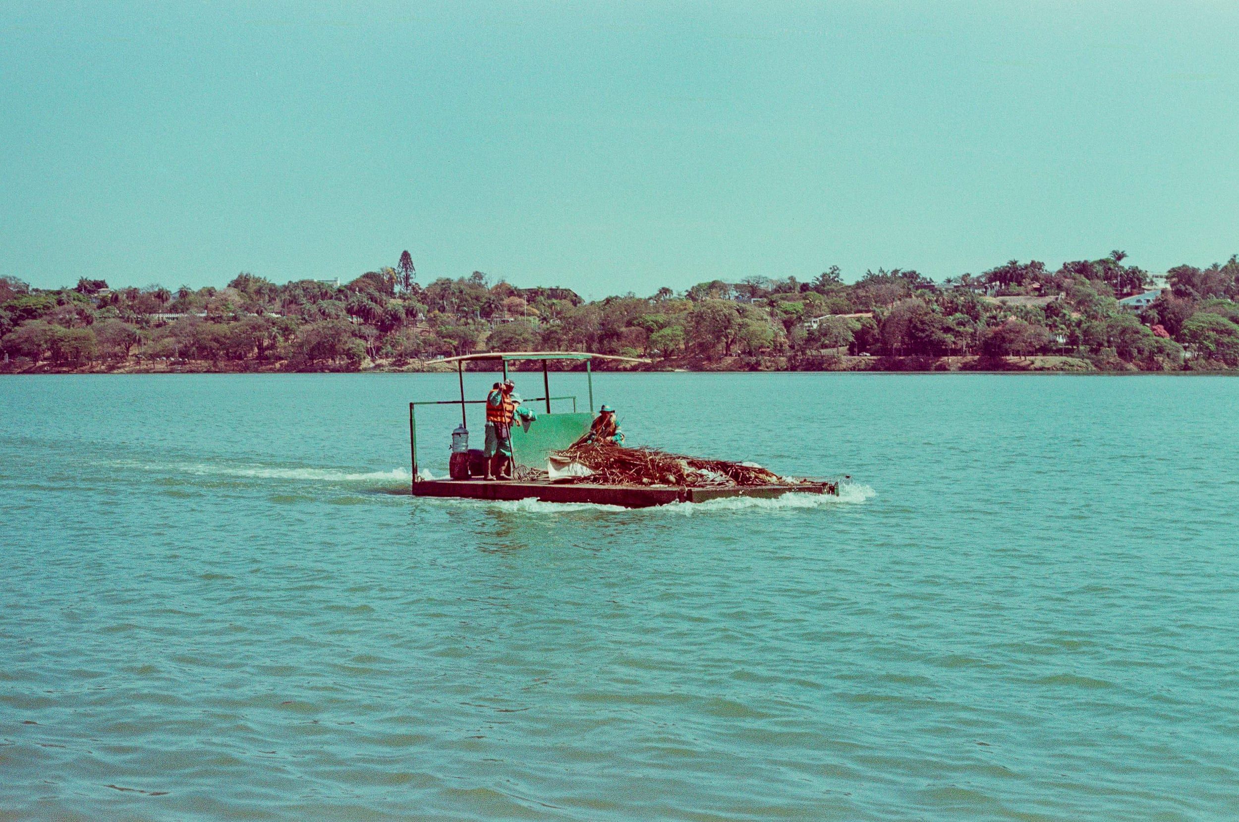 Color analog photograph shot on Canon FTb and Ferrania Solaris with FD 50mm f/1.8 in Belo Horizonte, Brazil by geologyncoffee (Brazil). [Travel]
