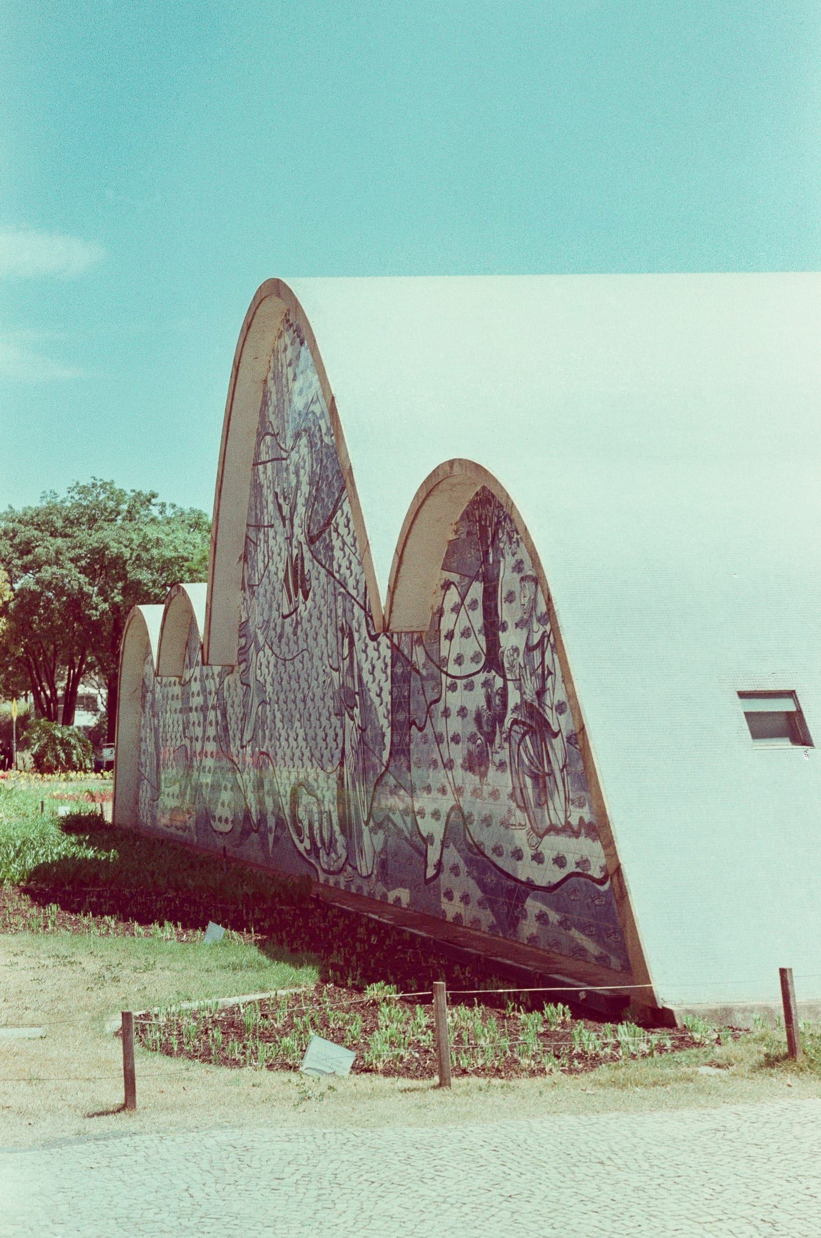 Color analog photograph shot on Canon FTb and Ferrania Solaris with FD 50mm f/1.8 in Belo Horizonte, Brazil by geologyncoffee (Brazil). [Travel]