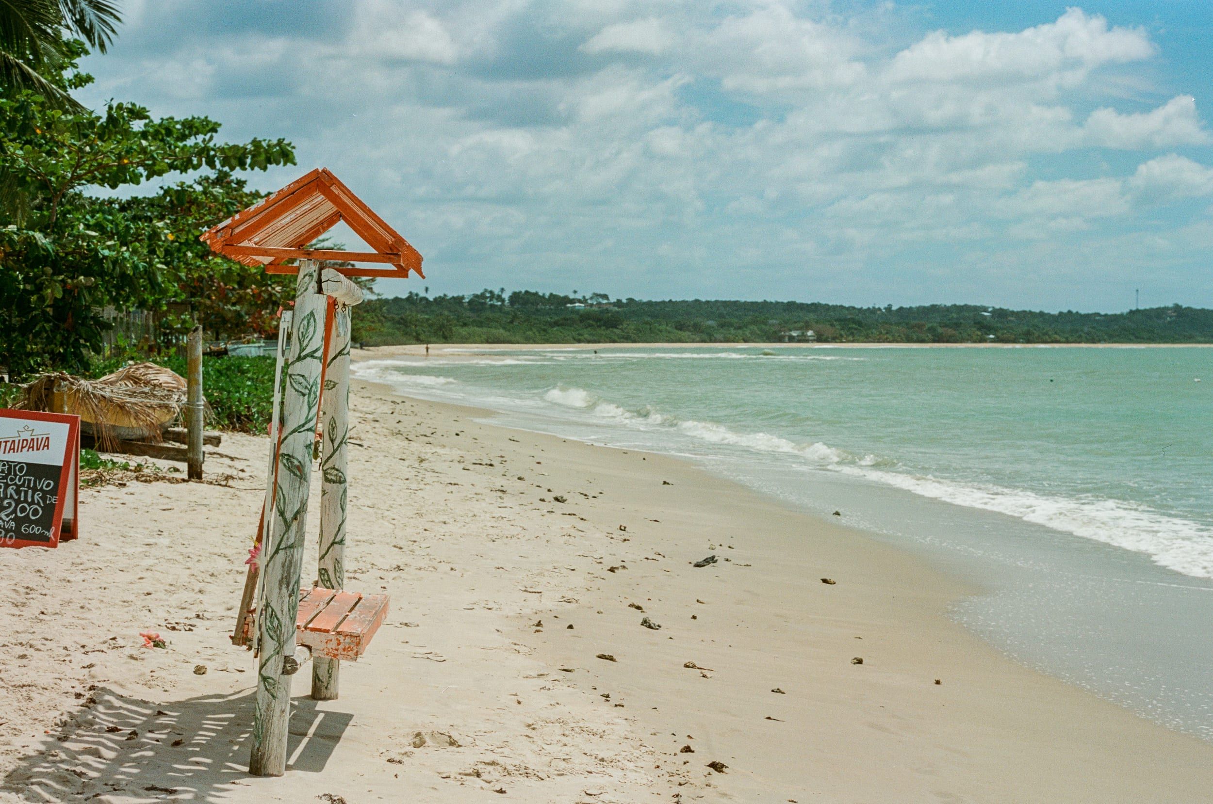 Color analog photograph shot on Canon FTb and Kodak Aerocolor IV 125 with Canon FD 50mm f/1.8 in Porto Seguro by geologyncoffee (Brazil). [Travel]