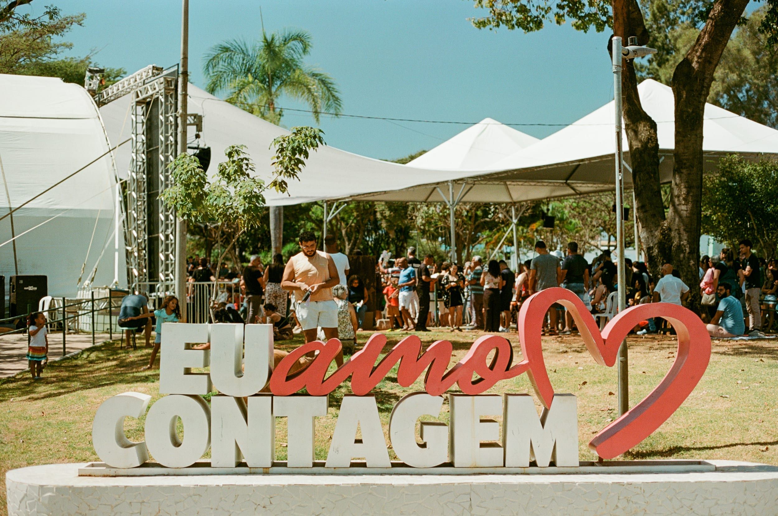 Color analog photograph shot on Canon FTb and Kodak Aerocolor IV 125 with Canon FD 50mm f/1.8 in Contagem by geologyncoffee (Brazil). [Travel]