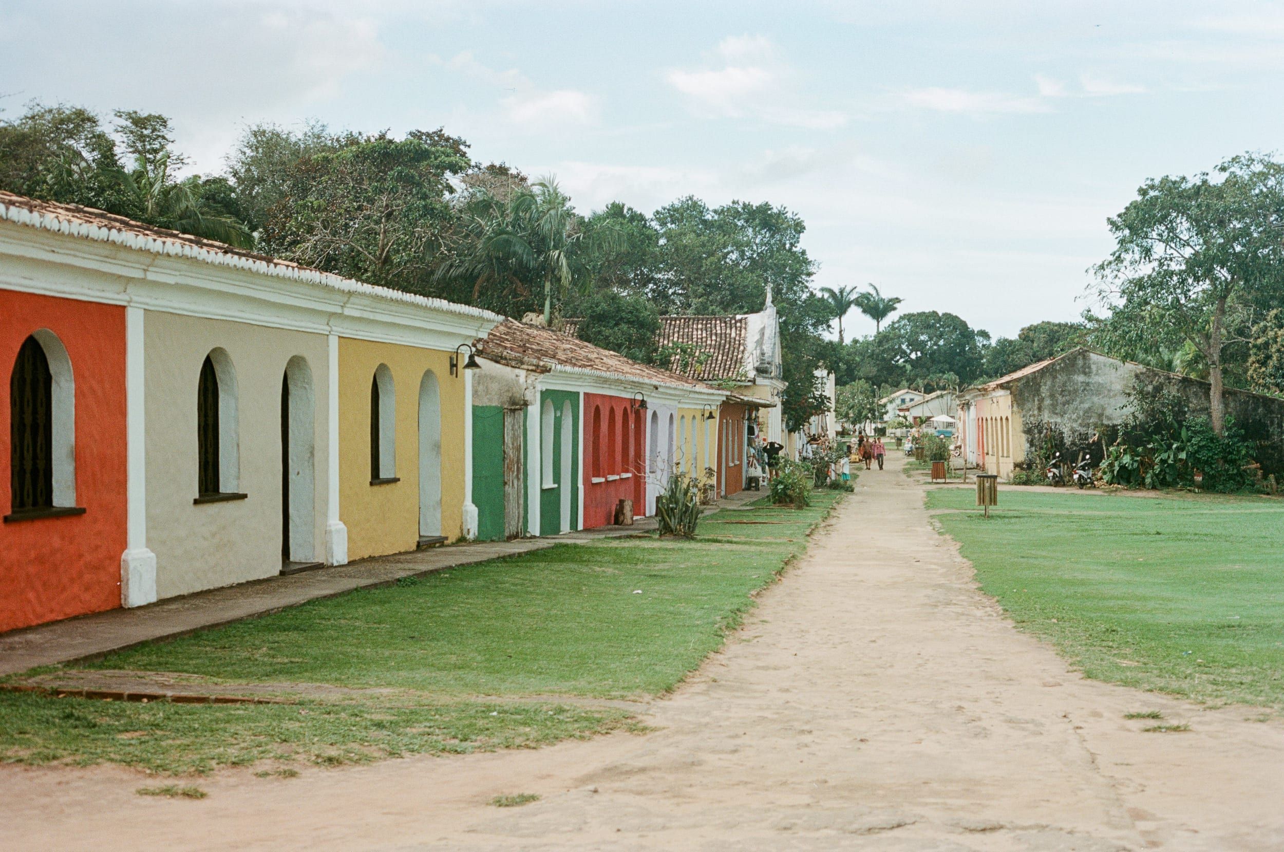 Color analog photograph shot on Canon FTb and Kodak Aerocolor IV 125 with Canon FD 50mm f/1.8 in Porto Seguro by geologyncoffee (Brazil). [Travel]