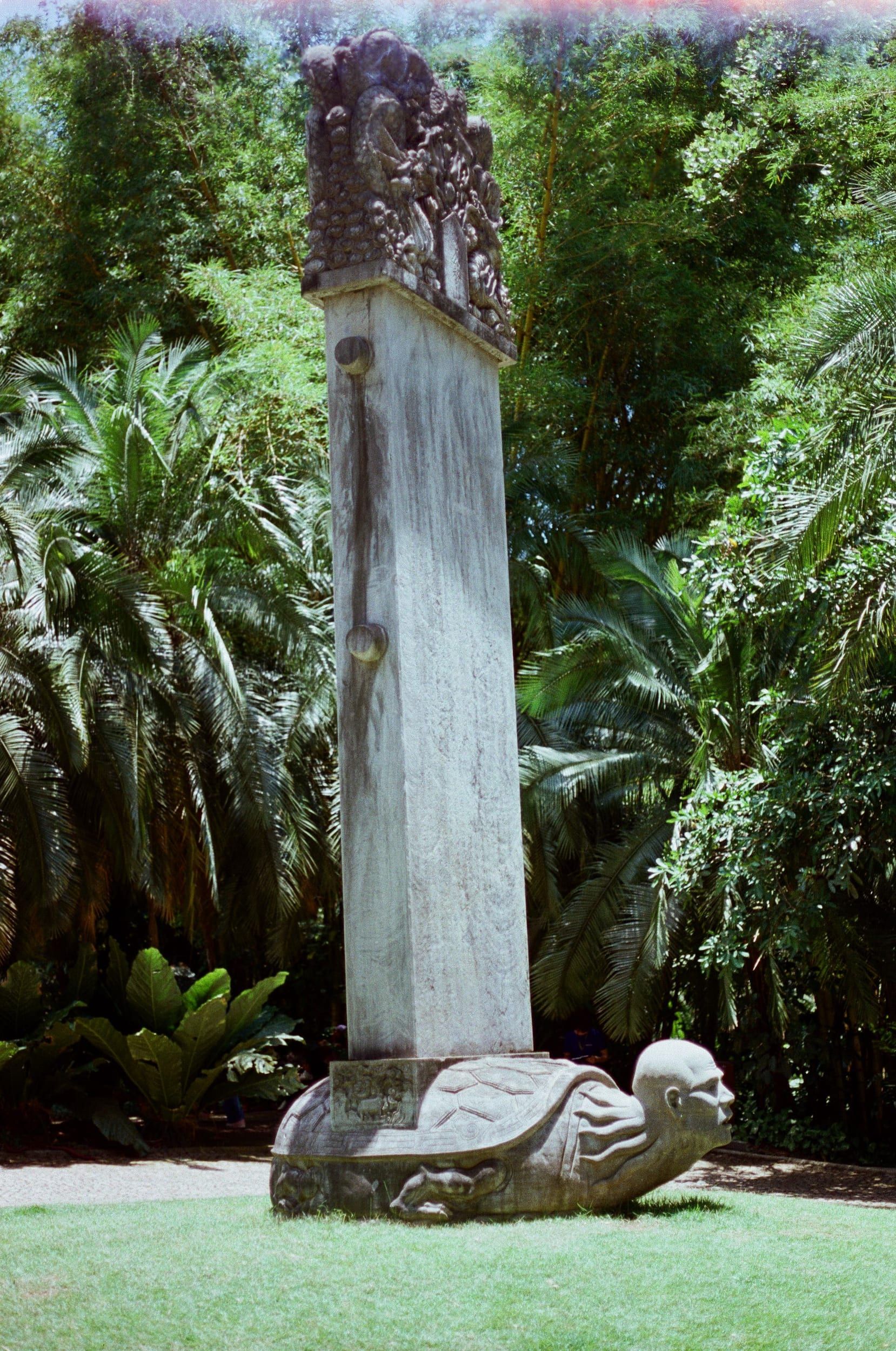 Color analog photograph shot on Canon FTb and Kodak Vision3 250D with FD 50mm f/1.8 by geologyncoffee (Brazil). [Travel]