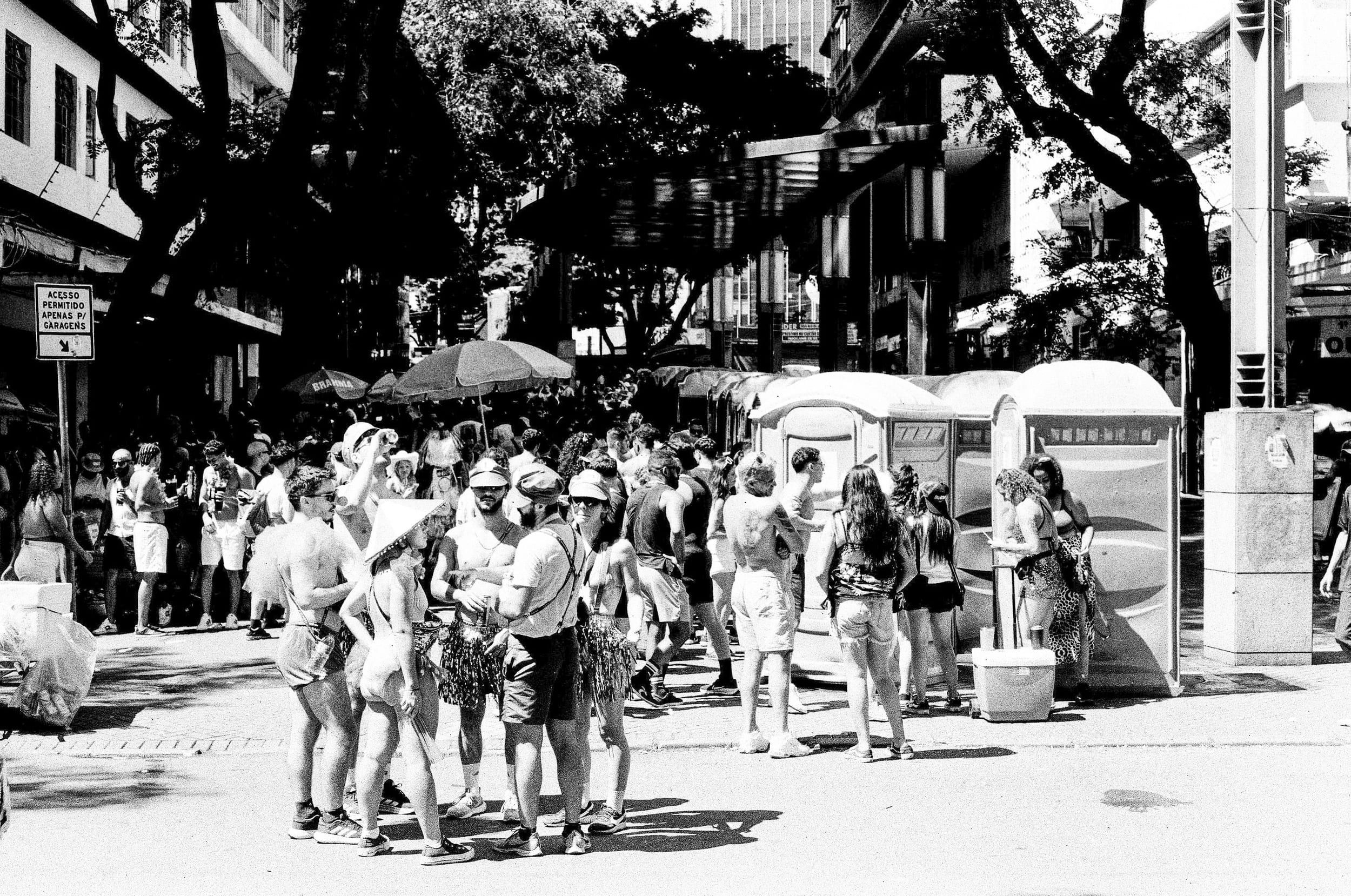 Black and white analog photograph shot on Canon FTb and Shanghai Film Gp3 100 with Canon FD 50mm f/1.8 in Belo Horizonte, Brazil by geologyncoffee (Brazil). [Travel]