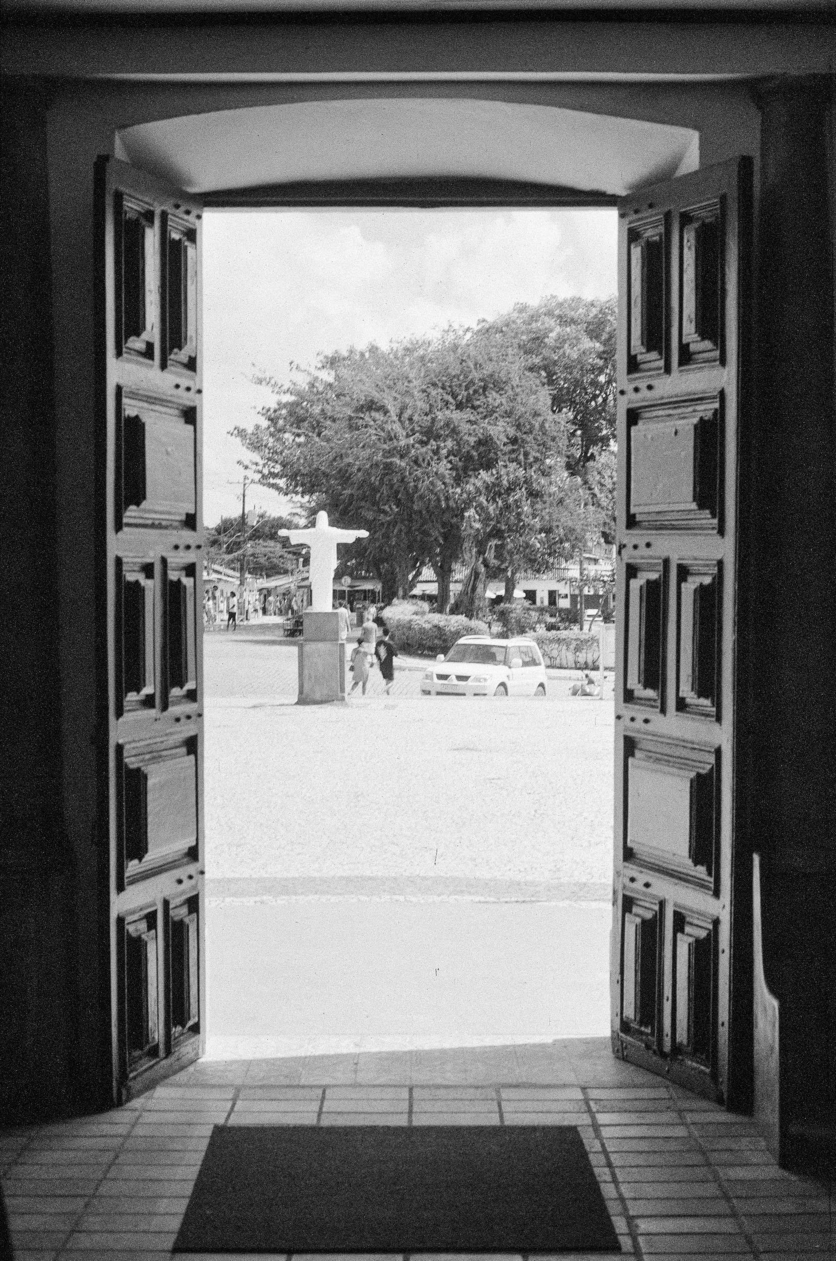 Black and white analog photograph shot on Canon FTb and Shanghai Film Gp3 100 with Canon FD 50mm f/1.8 in Porto Seguro, Brazil by geologyncoffee (Brazil). [Travel]