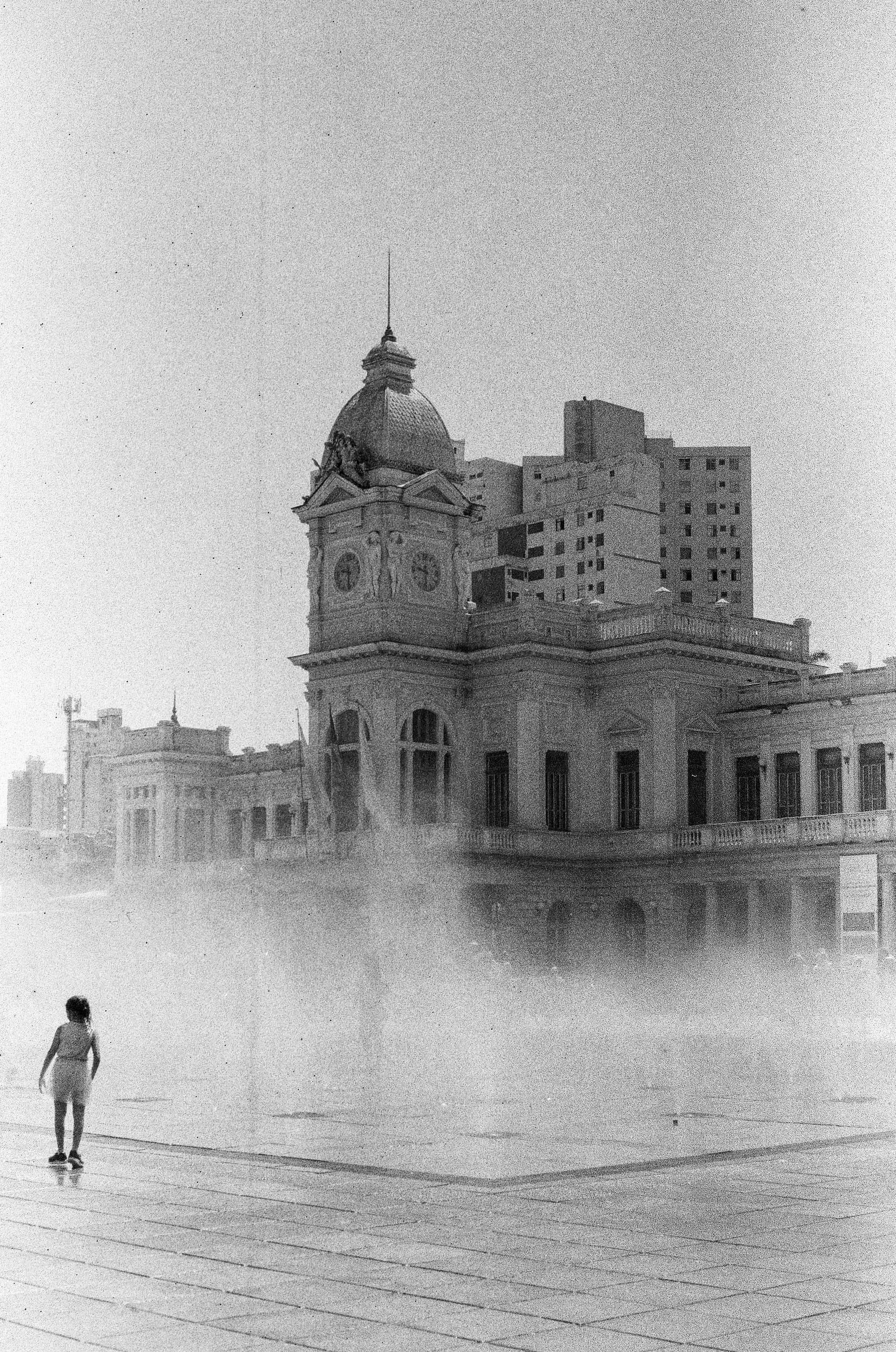 Black and white analog photograph shot on Canon FTb and Shanghai Film Gp3 100 with Canon FD 50mm f/1.8 in Belo Horizonte, Brazil by geologyncoffee (Brazil). [Travel]