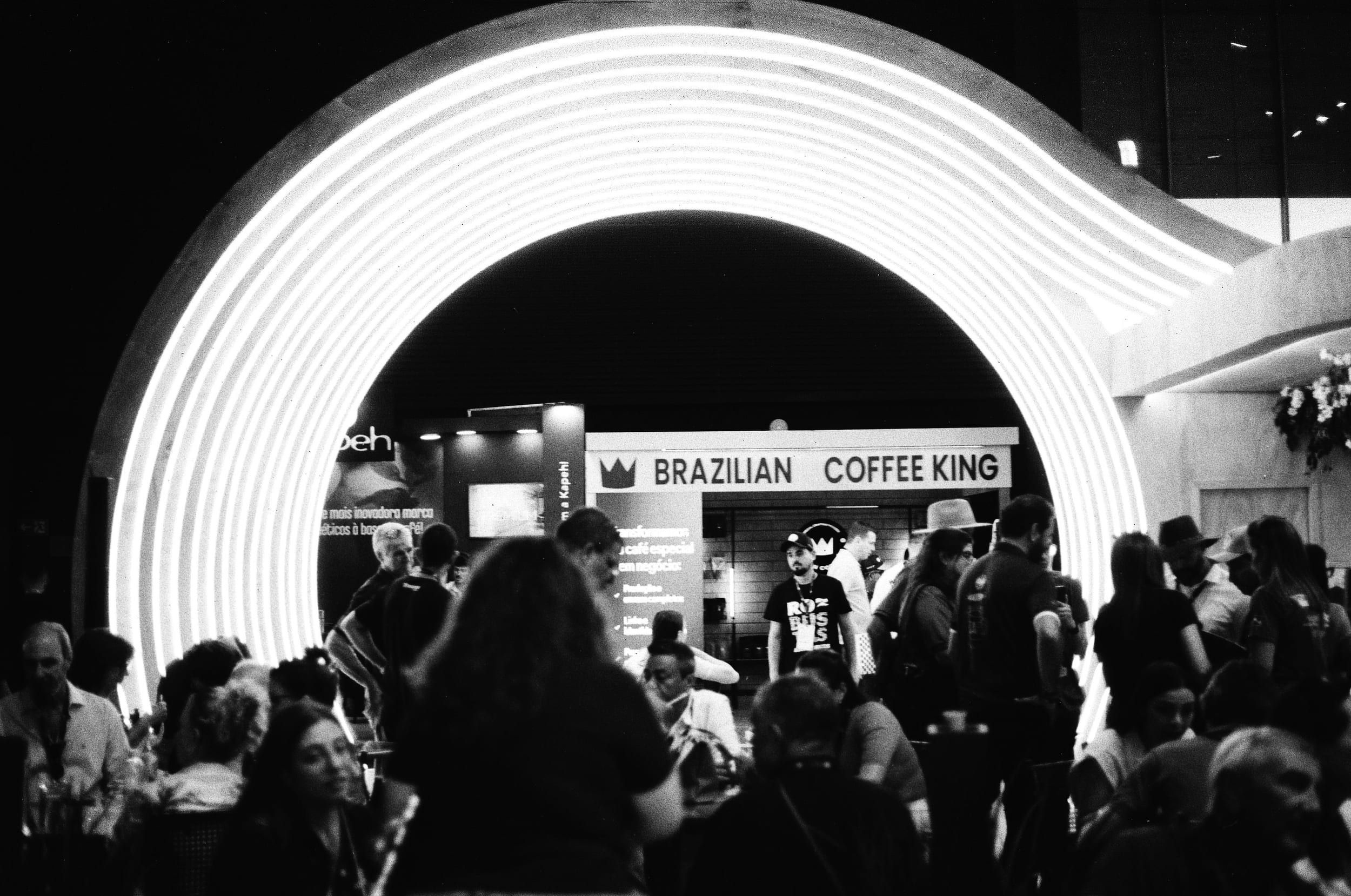 Black and white analog photograph shot on Canon FTb and Shanghai Film Gp3 100 with Canon FD 50mm f/1.8 in Belo Horizonte, Brazil by geologyncoffee (Brazil). [Travel]