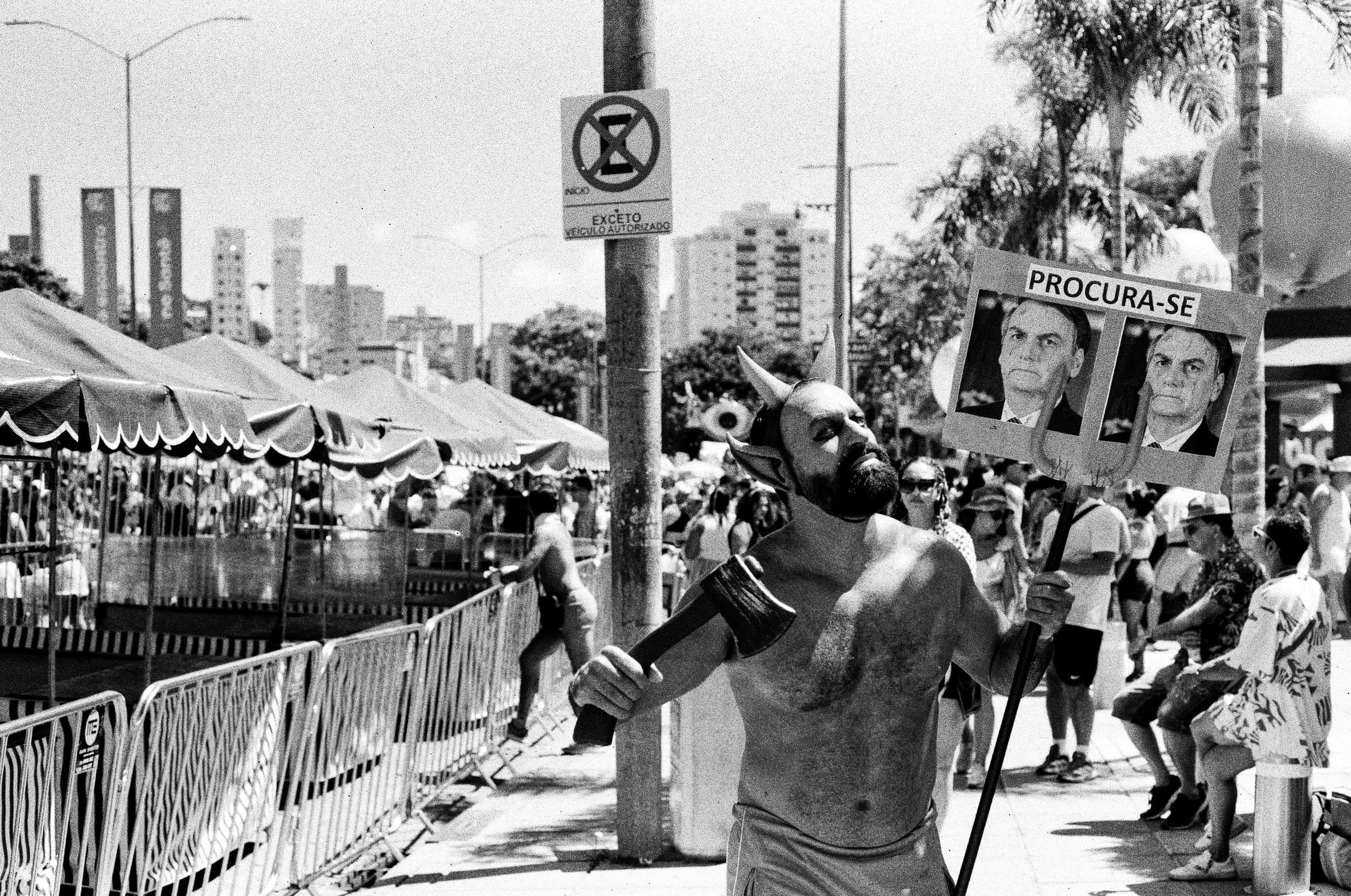 Black and white analog photograph shot on Canon FTb and Shanghai Film Gp3 100 with Canon FD 50mm f/1.8 in Belo Horizonte, Brazil by geologyncoffee (Brazil). [Travel]