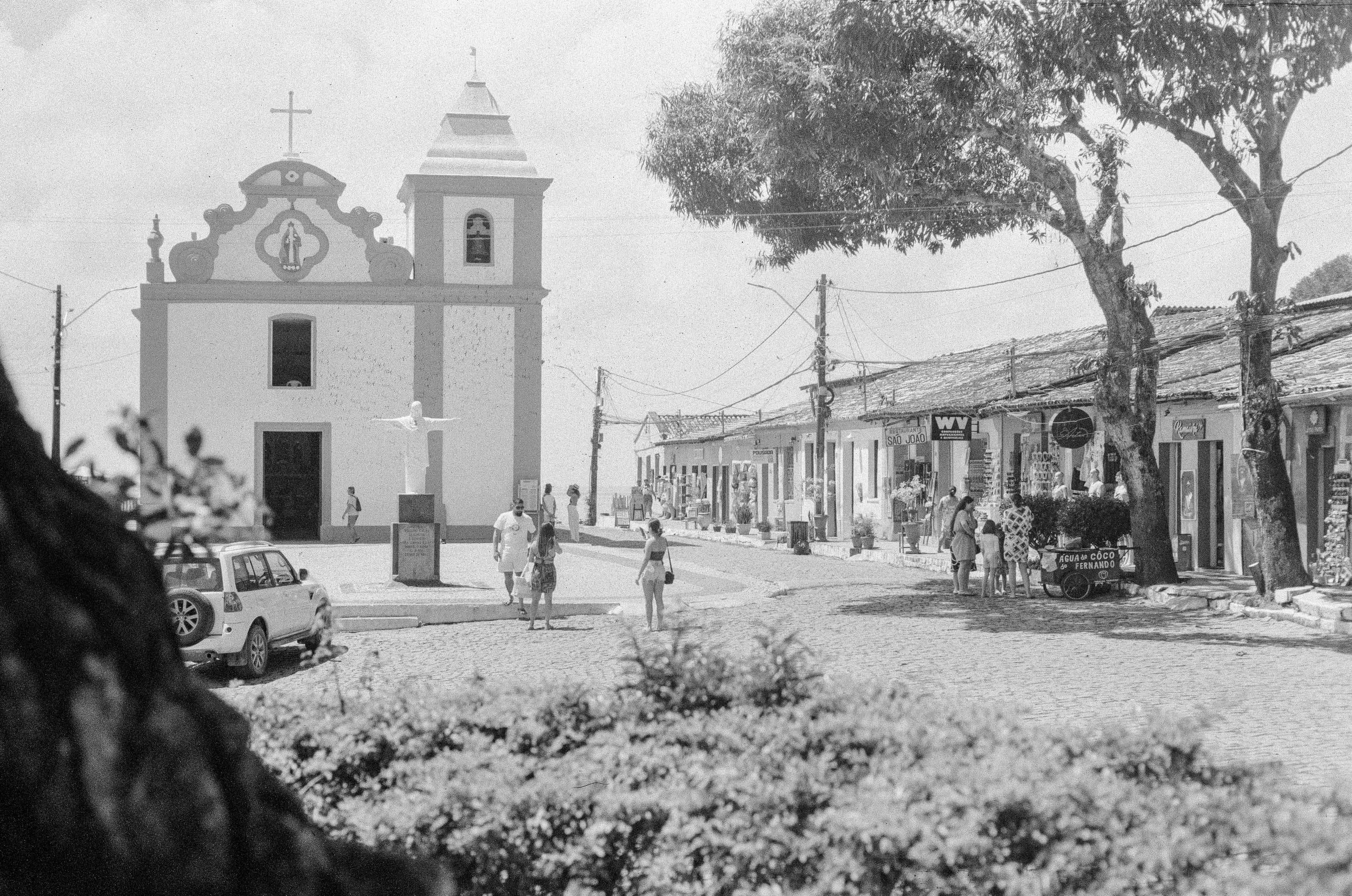 Black and white analog photograph shot on Canon FTb and Shanghai Film Gp3 100 with Canon FD 50mm f/1.8 in Porto Seguro, Brazil by geologyncoffee (Brazil). [Travel]