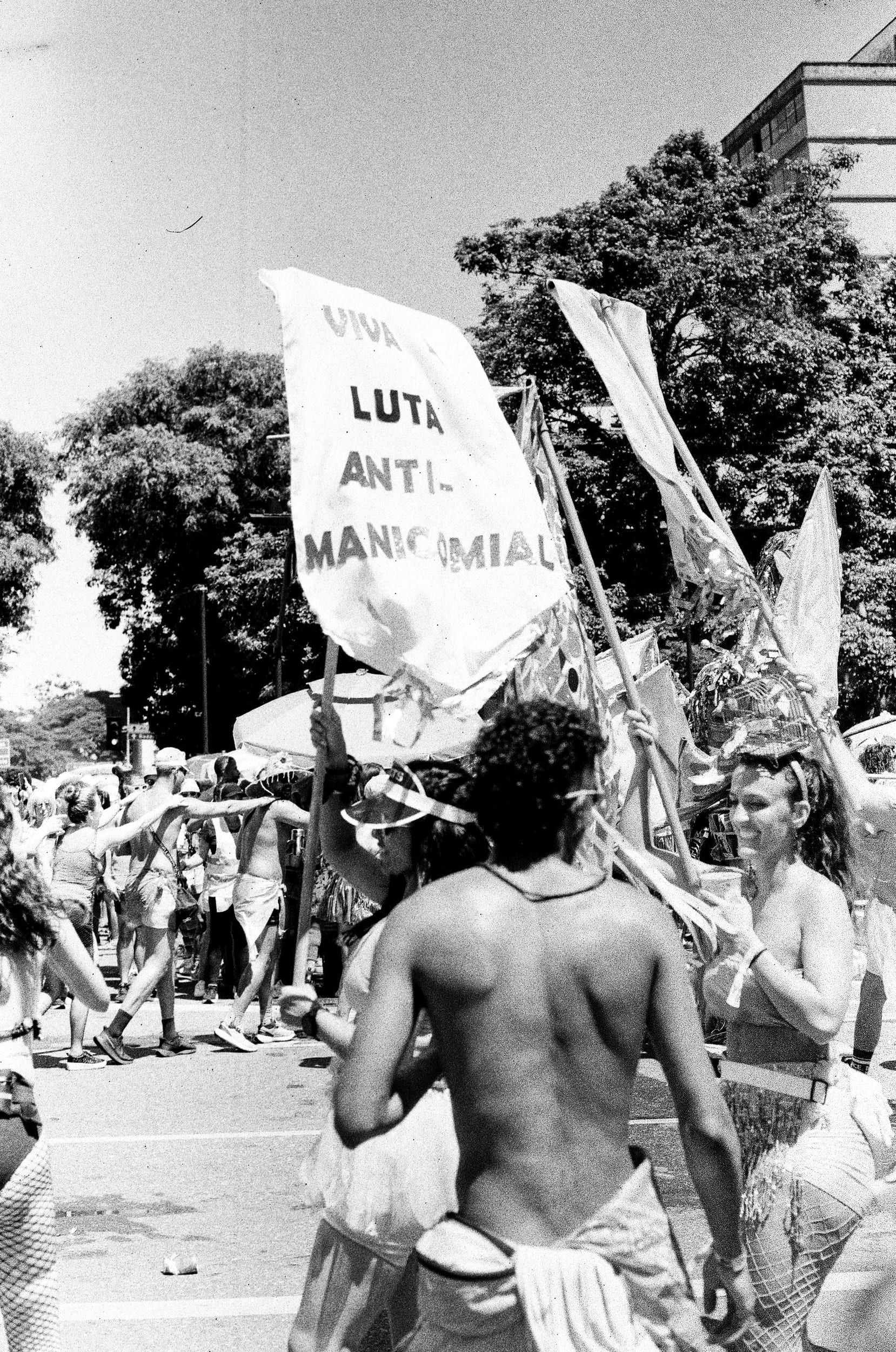 Black and white analog photograph shot on Canon FTb and Shanghai Film Gp3 100 with Canon FD 50mm f/1.8 in Belo Horizonte, Brazil by geologyncoffee (Brazil). [Travel]