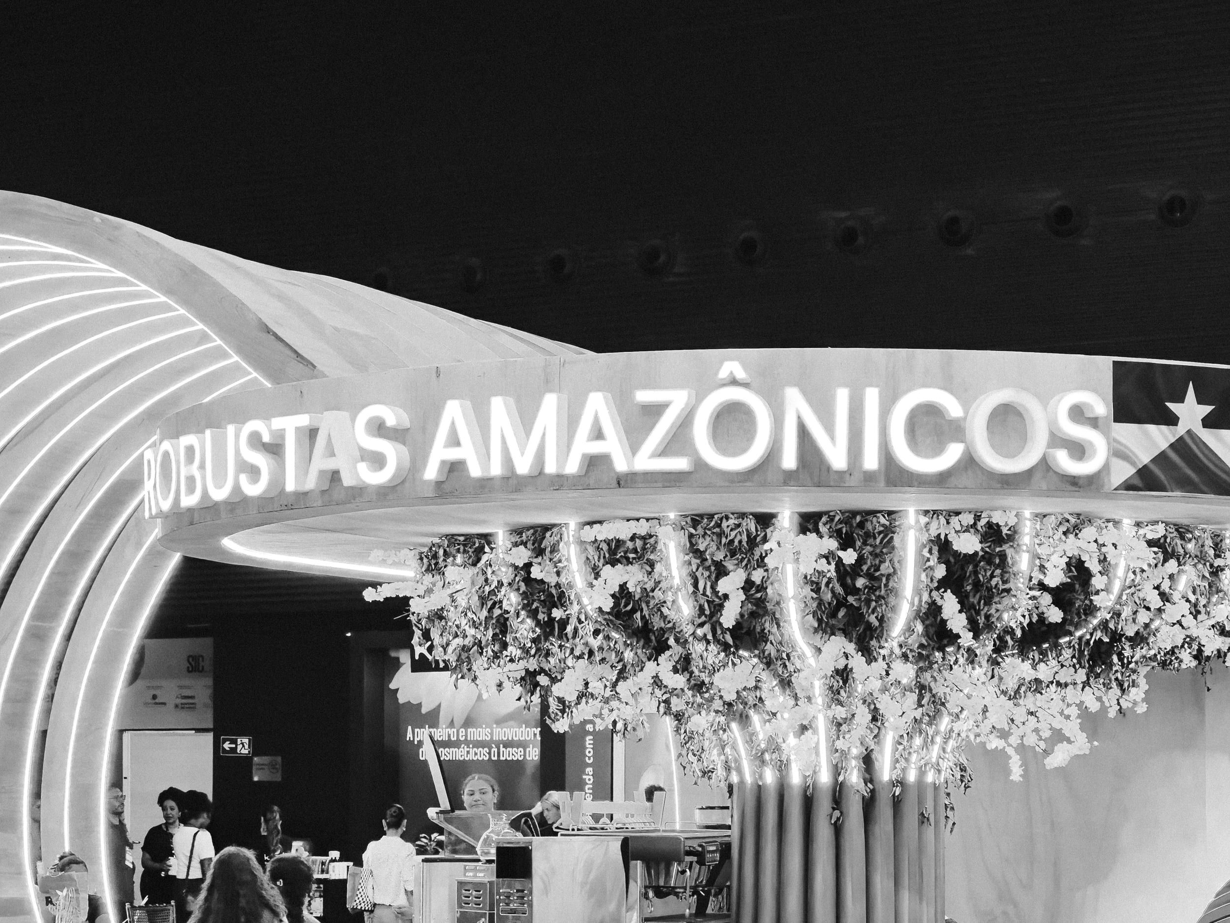 Black and white analog photograph shot on Canon FTb and Shanghai Film Gp3 100 with Canon FD 50mm f/1.8 in Belo Horizonte, Brazil by geologyncoffee (Brazil). [Travel]