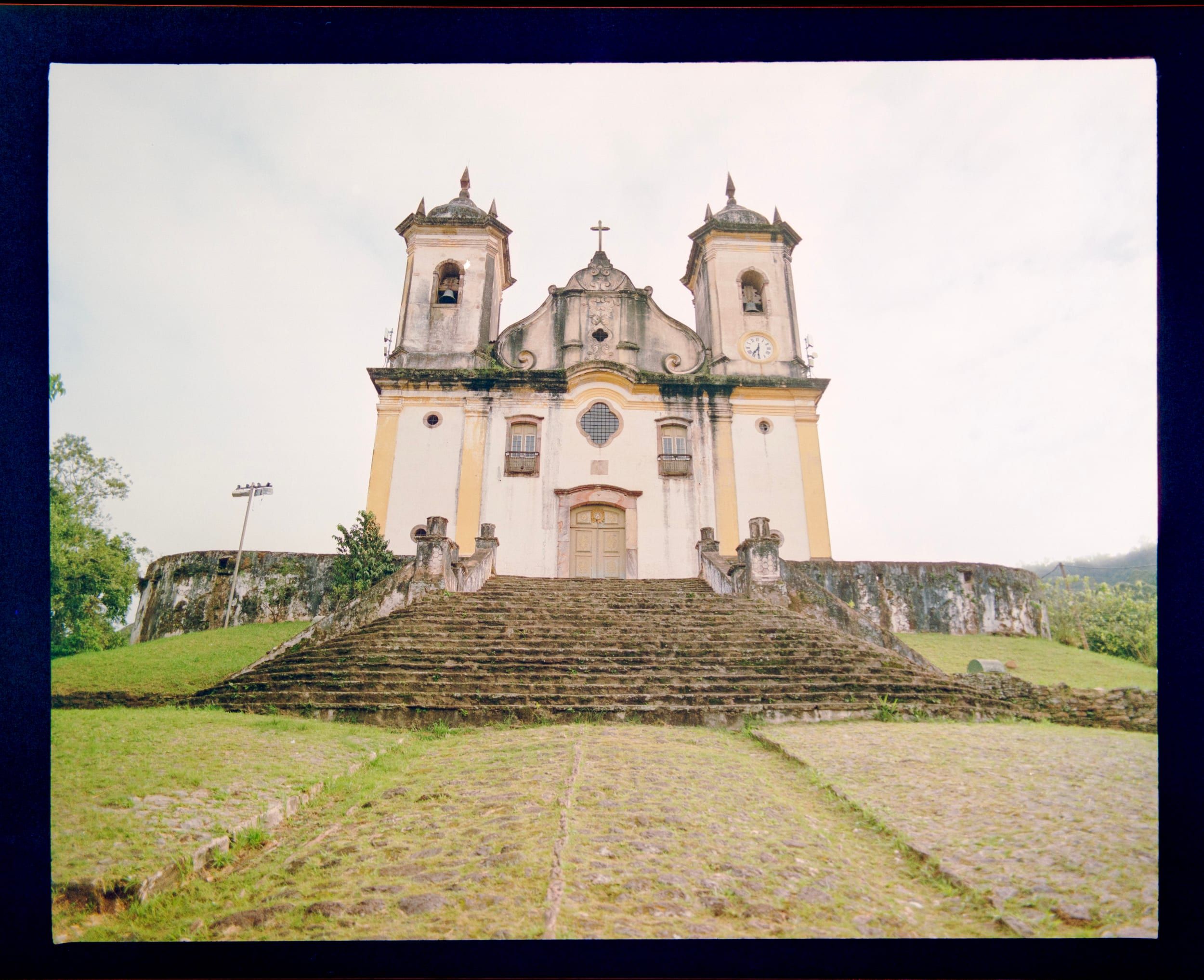 Color analog photograph shot on Pentax 67 and Lucky Color 200 with Pentax 67 45mm f/4 in Ouro Preto, Brazil by geologyncoffee (Brazil). [Travel]