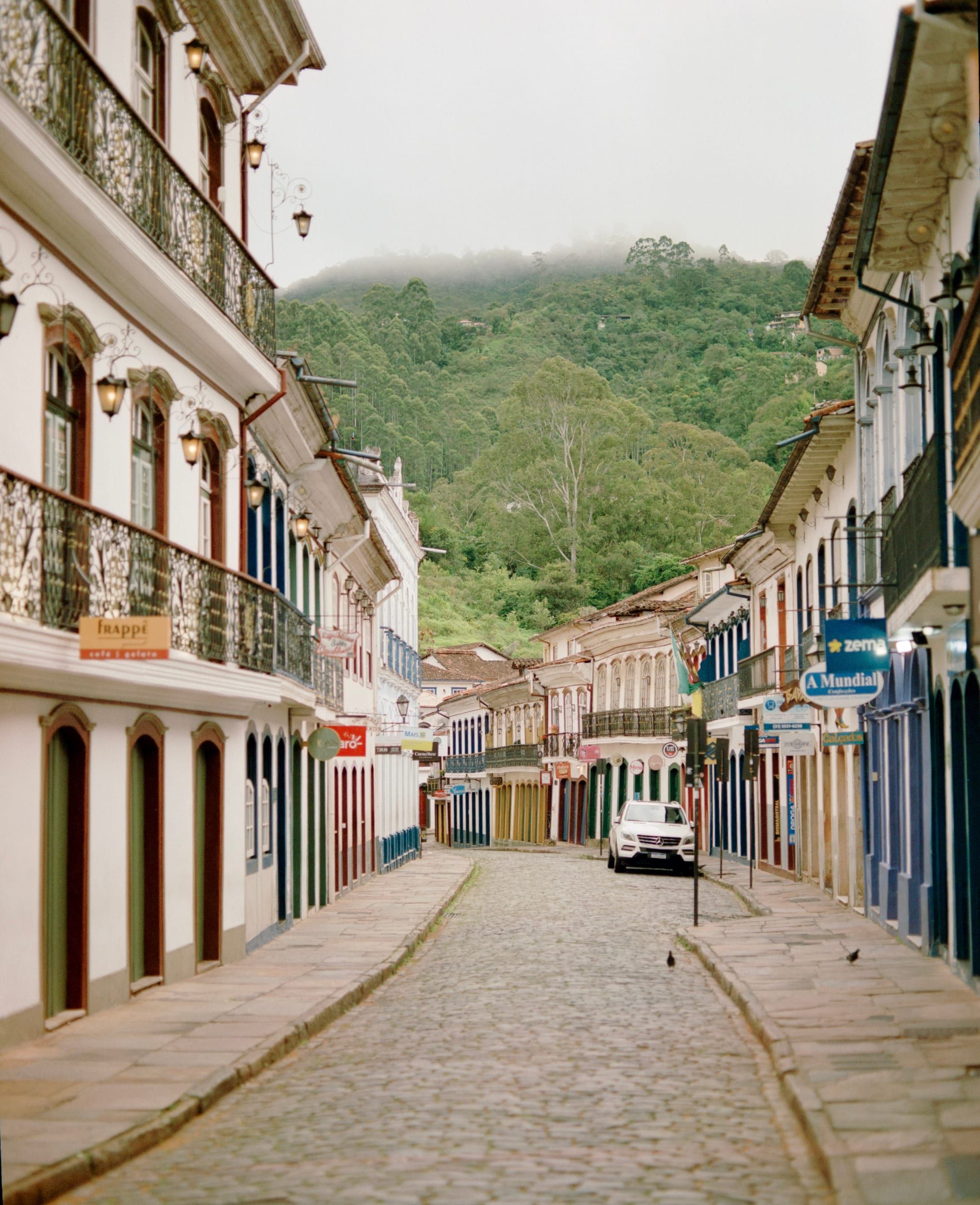 Color analog photograph shot on Pentax 67 and Lucky Color 200 with Takumar 105mm f/2.4 in Ouro Preto, Brazil by geologyncoffee (Brazil). [Travel]